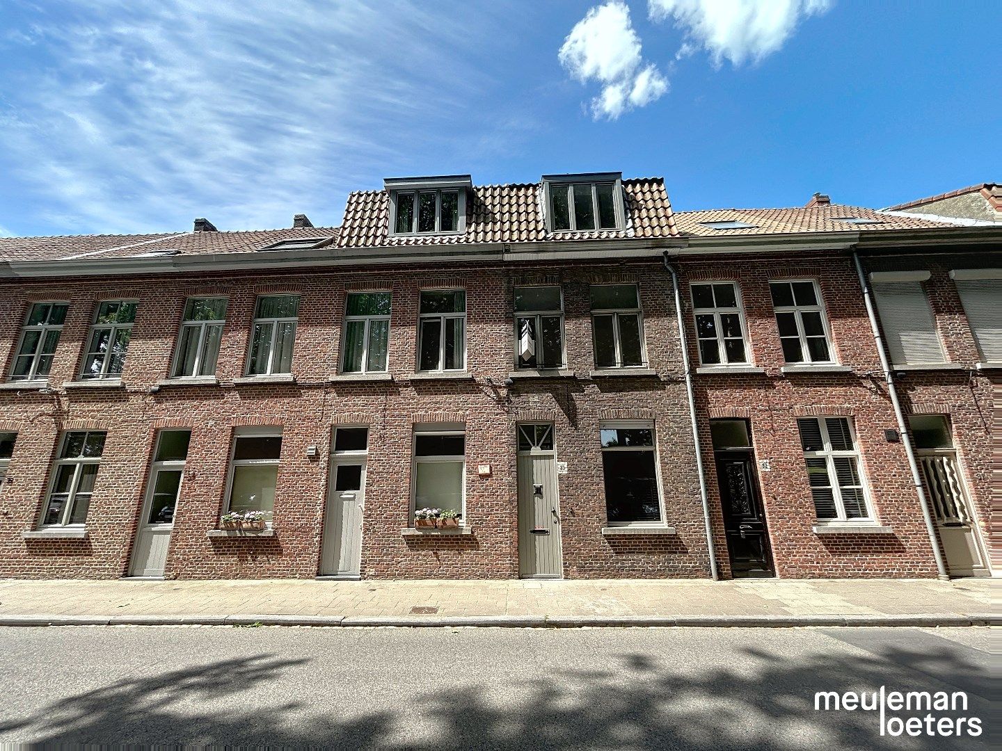 Gerenoveerde instapklare stadswoning met stadsterras foto {{pictureIndex}}