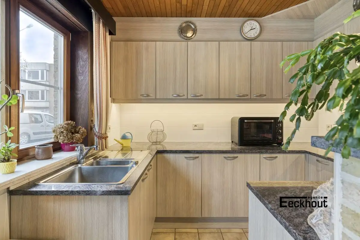 Gezellig appartement met 2 slaapkamers en ruime tuin met garage. foto 2