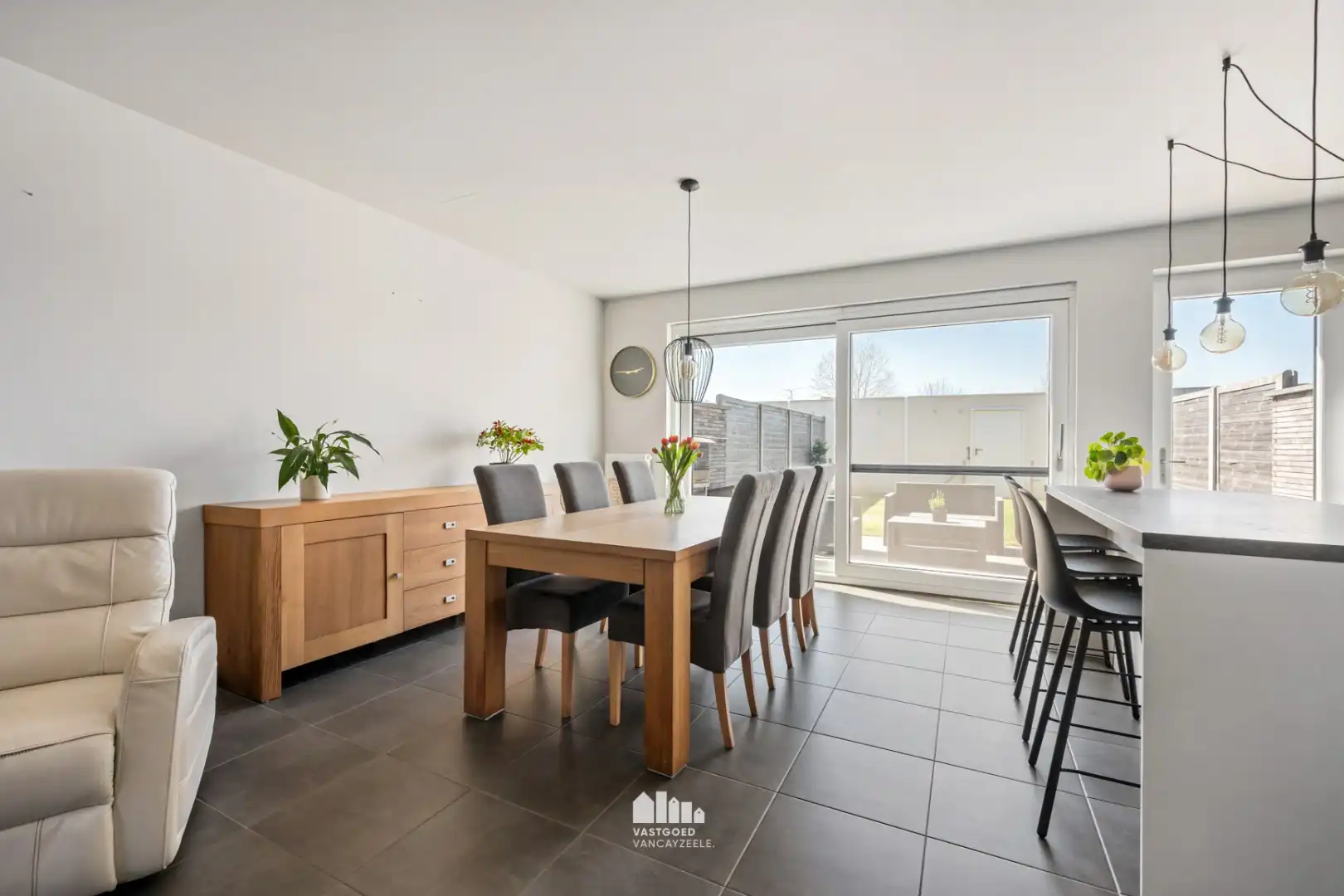 Recente nieuwbouwwoning (2020) met zonnige tuin, garage en uitweg foto 8