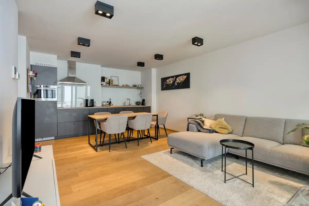 Stijlvolle cityflat met overdekt terras in hartje Hasselt – ideaal als starterswoning, pied-à-terre of investering foto 4