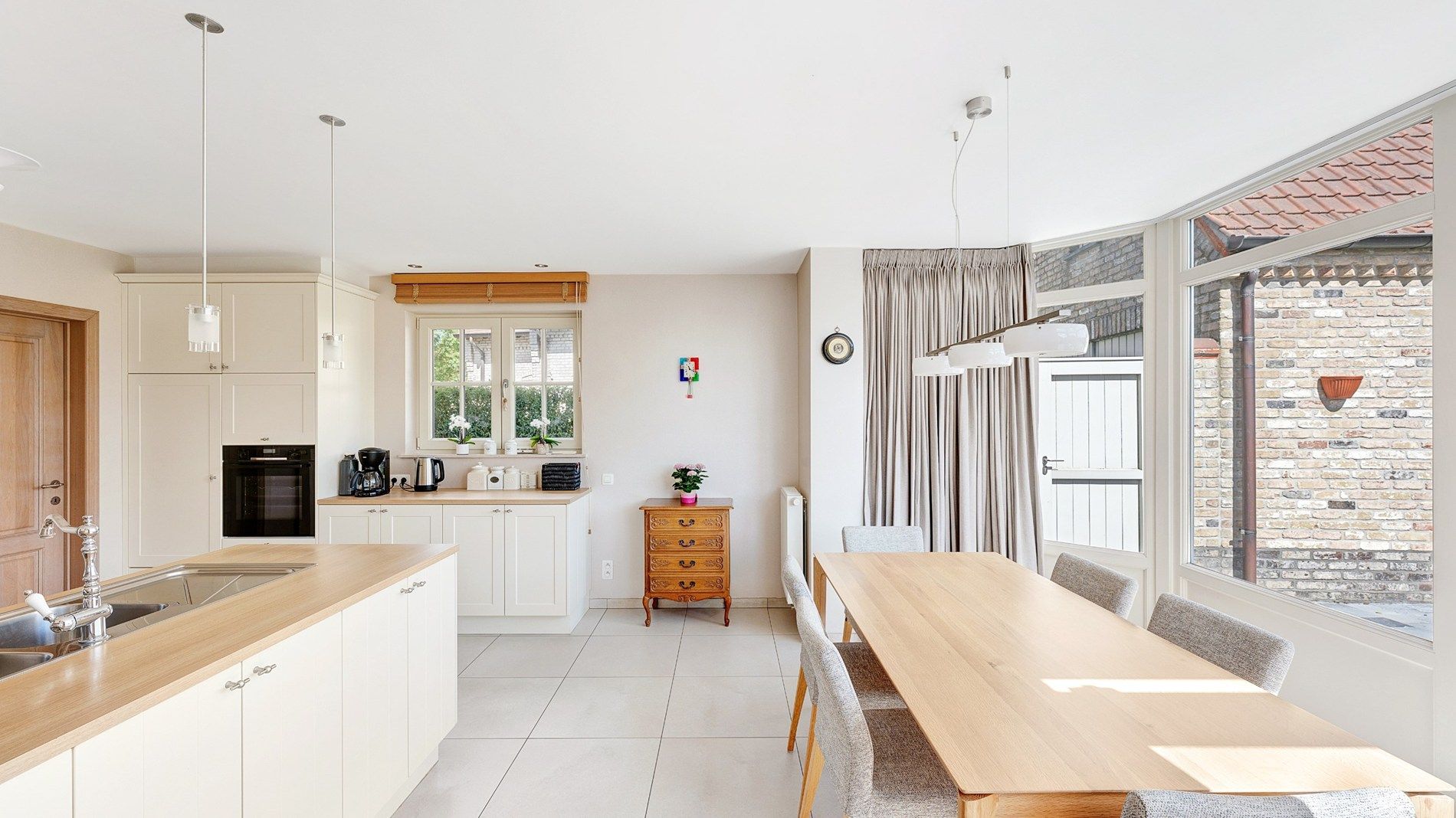 Bijzonder groot en goed onderhouden halfopen villa foto 10