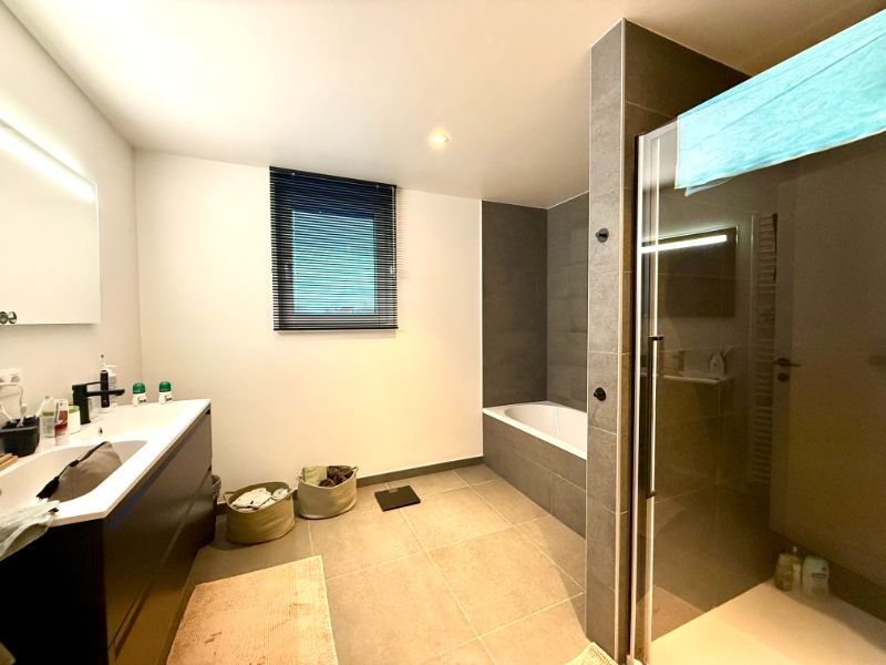 Recente, instapklare woning met 3 ruime slaapkamers en garage foto 19