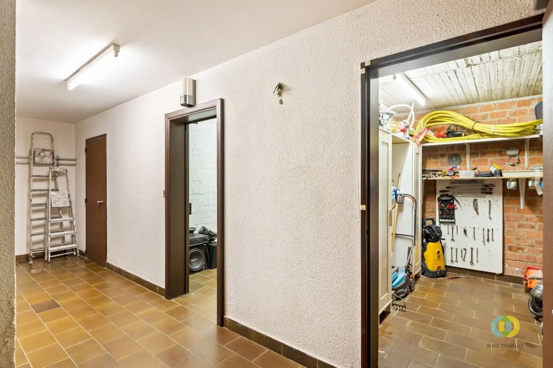 Buitengewoonhuis met kantoorruimte foto 22