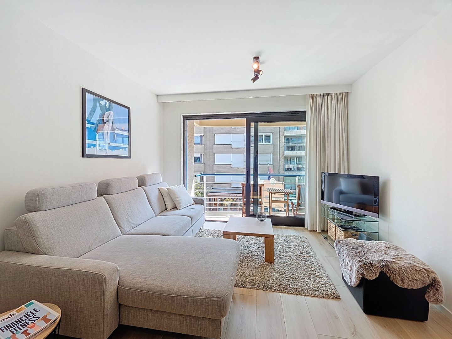 Gemeubeld en instapklaar type doorloper appartement in de winkelstraat van Nieuwpoort. foto 4
