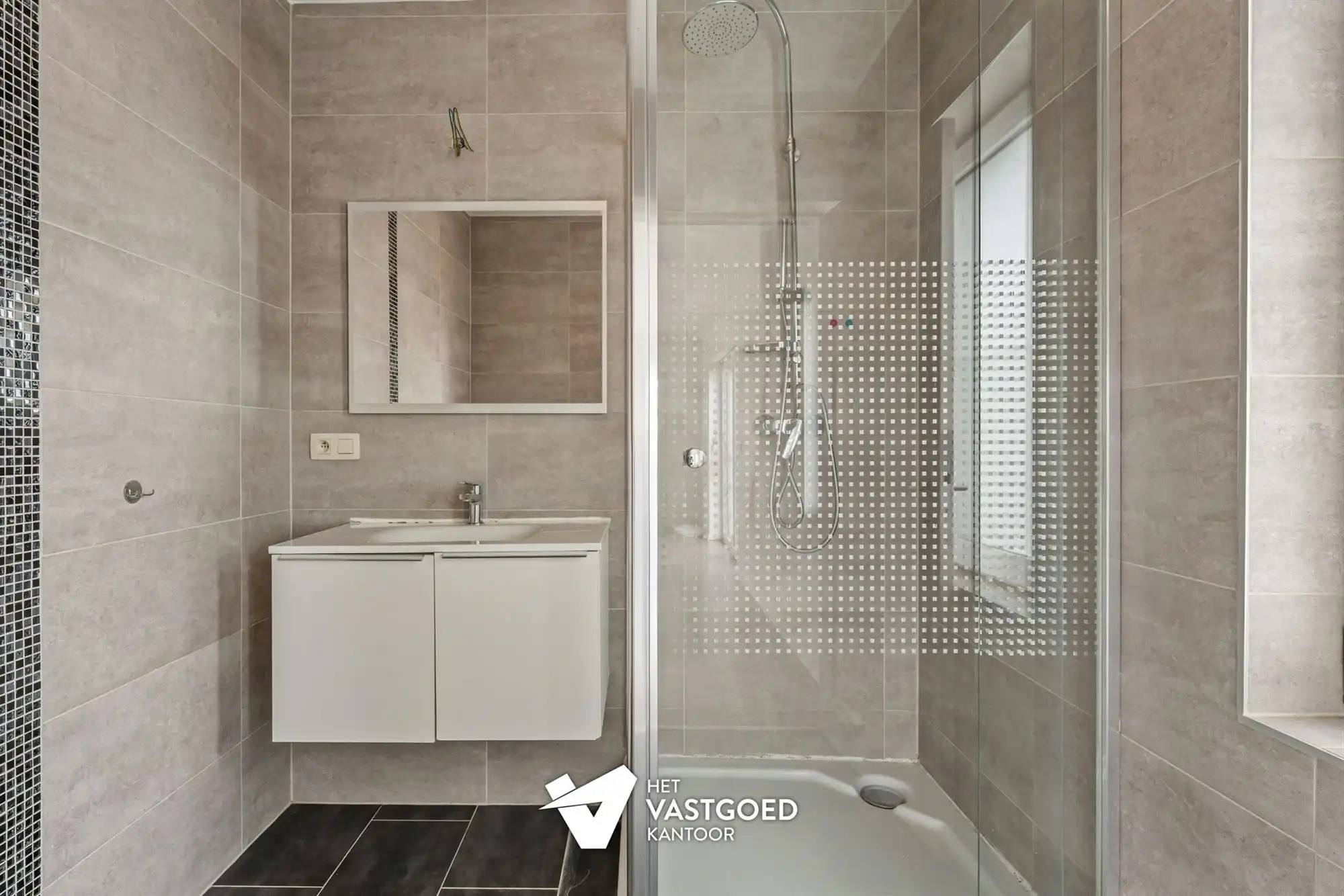 INSTAPKLAAR DUPLEX APPARTEMENT (127M²) MET 2 SLAAPKAMERS EN AUTOSTAANPLAATS TE BERINGEN foto 10