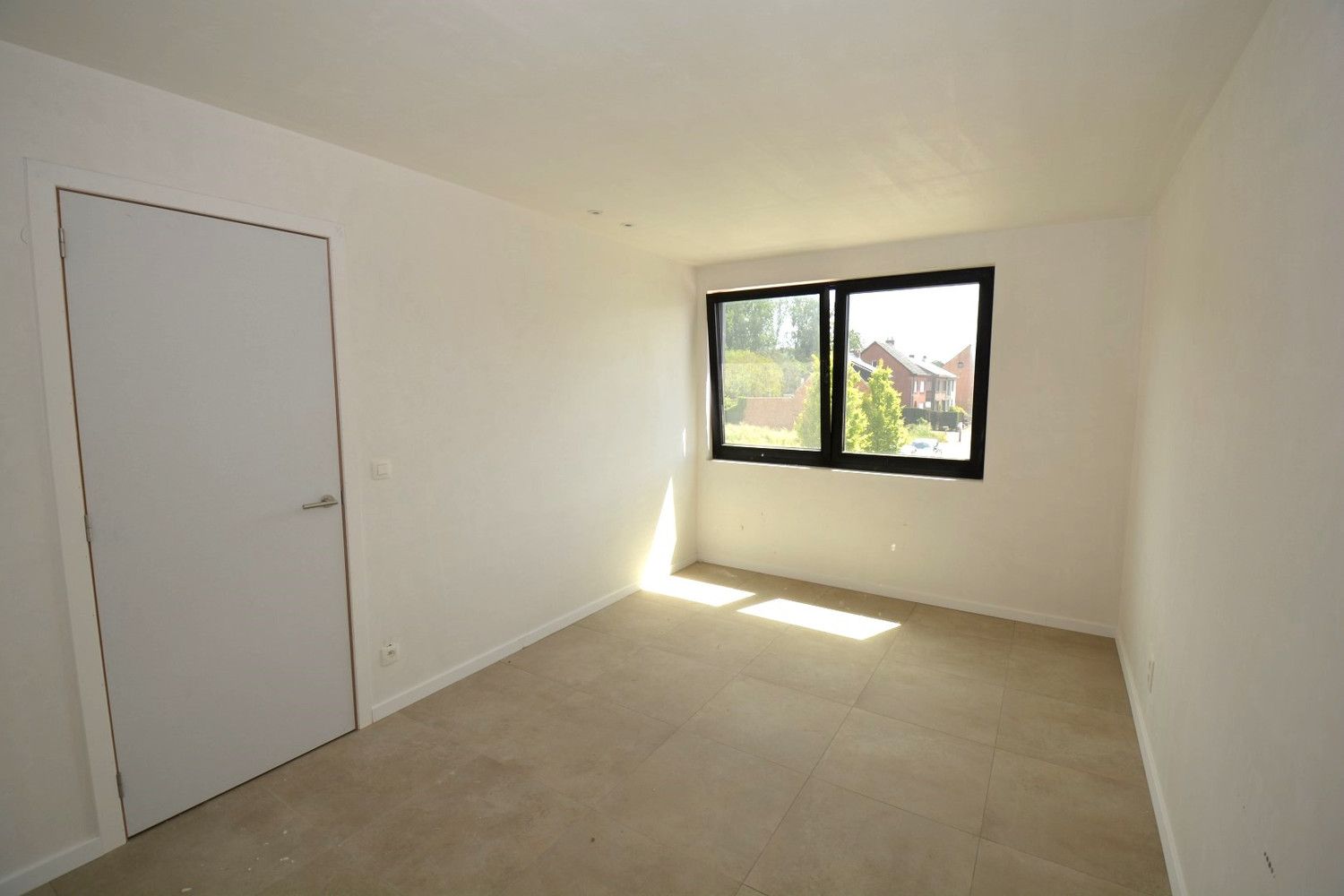 NIEUWBOUWWONING MET 4 SLK, TUIN EN PARKEERPLAATS! foto 8