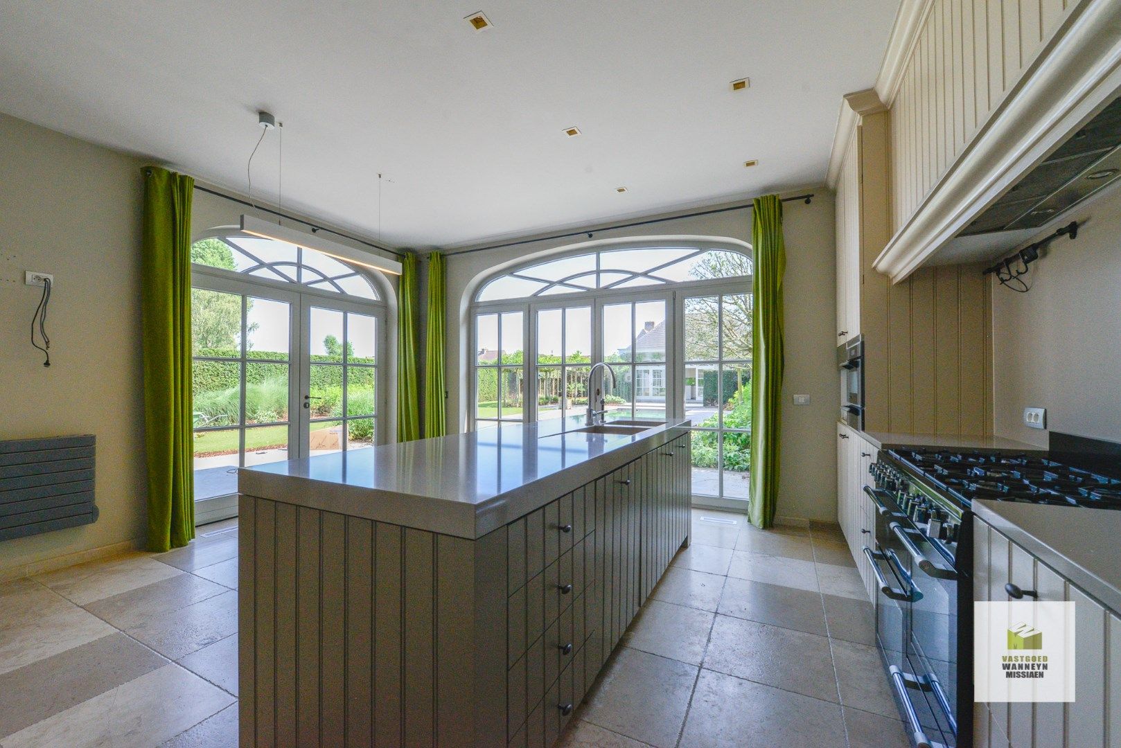 Luxueuze woning met burelen en woonst met zwembad foto 19