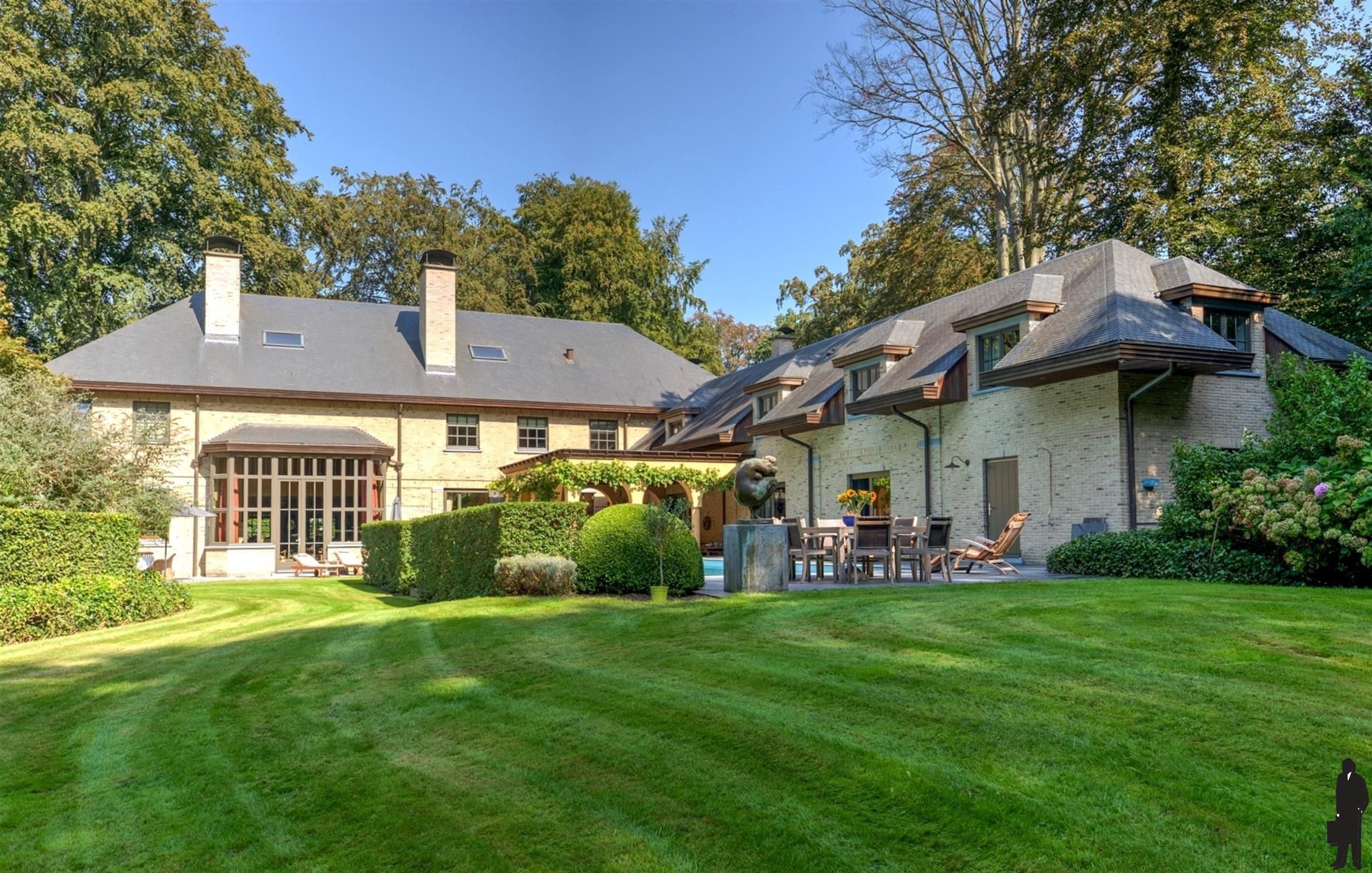 Markante villa op ca. 1 Ha. grens Brasschaat/Kapellen! foto {{pictureIndex}}