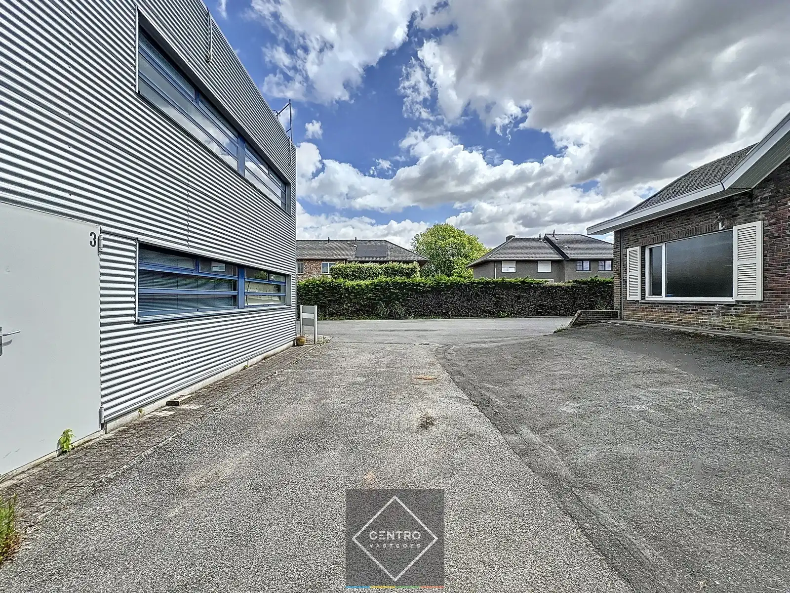 Instapklaar BEDRIJFSGEBOUW bestaande uit&nbsp;geïsoleerde MAGAZIJNEN met laadkade (ca. 2.539m²), KANTOREN (ca. 344 m²) én alleenstaande WONING. Op bedrijvenzone "Hoge Barriere" te Roeselare. foto 18