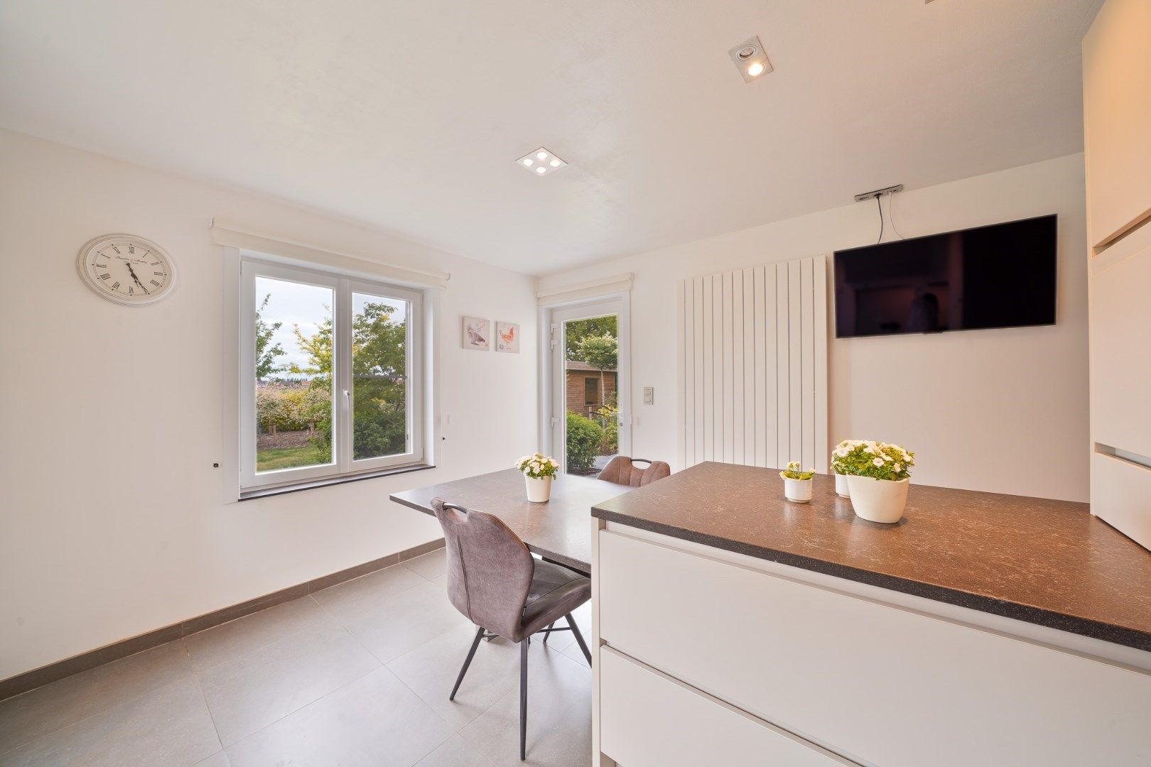 Instapklare laagbouwvilla met 305 m² woonoppervlakte en prachtig aangelegde tuin foto 13