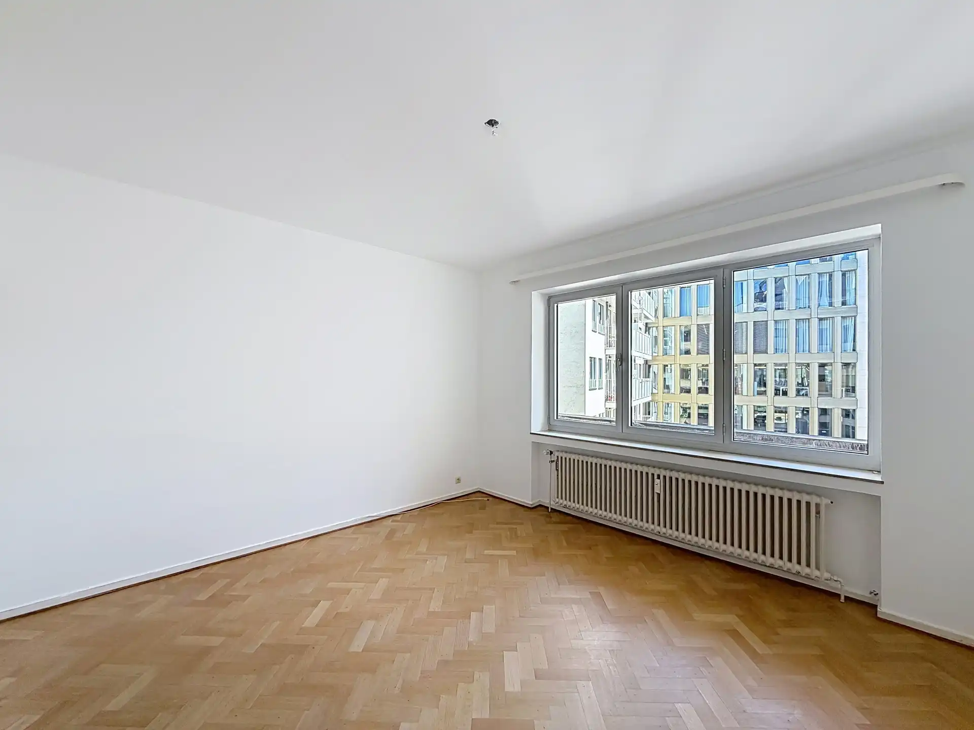 JUSTITIEPALEIS – Mooi 2-slaapkamerappartement met parking! foto 8