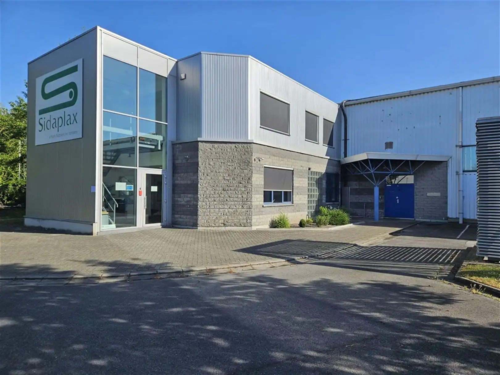 Magazijn met laad- en loskades en kantoren nabij R4 foto 3