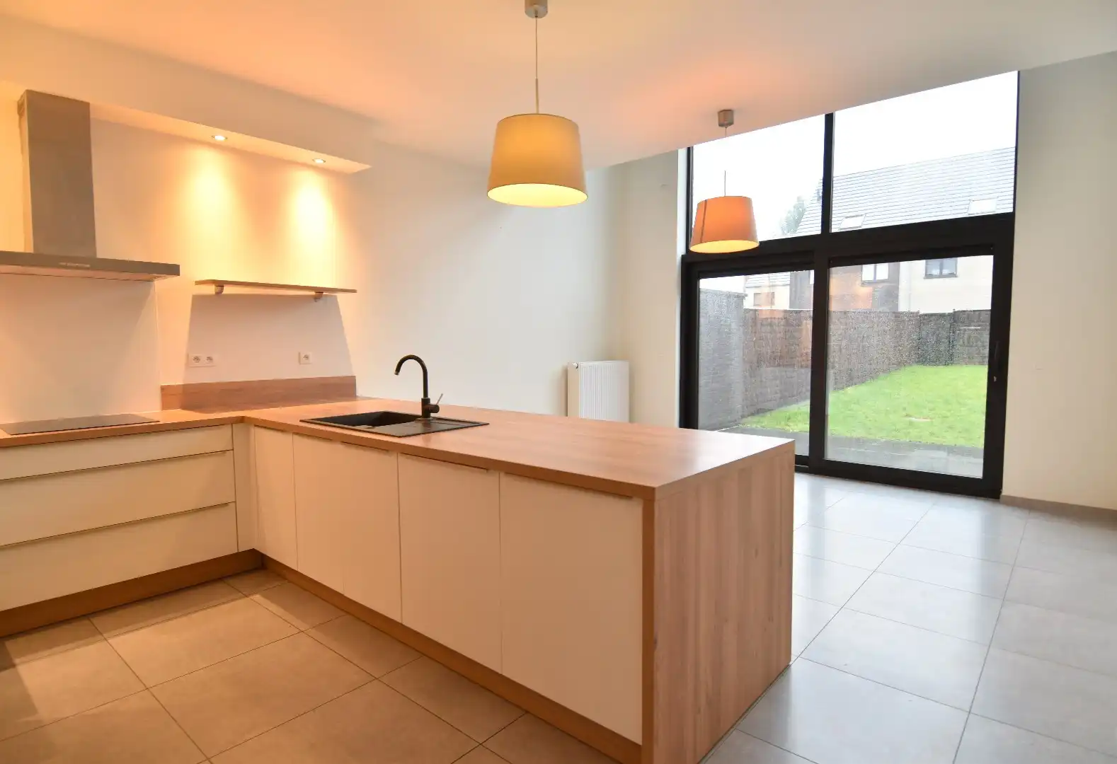 Rijwoning met 3 slaapkamers en tuin in Kortrijk foto {{pictureIndex}}