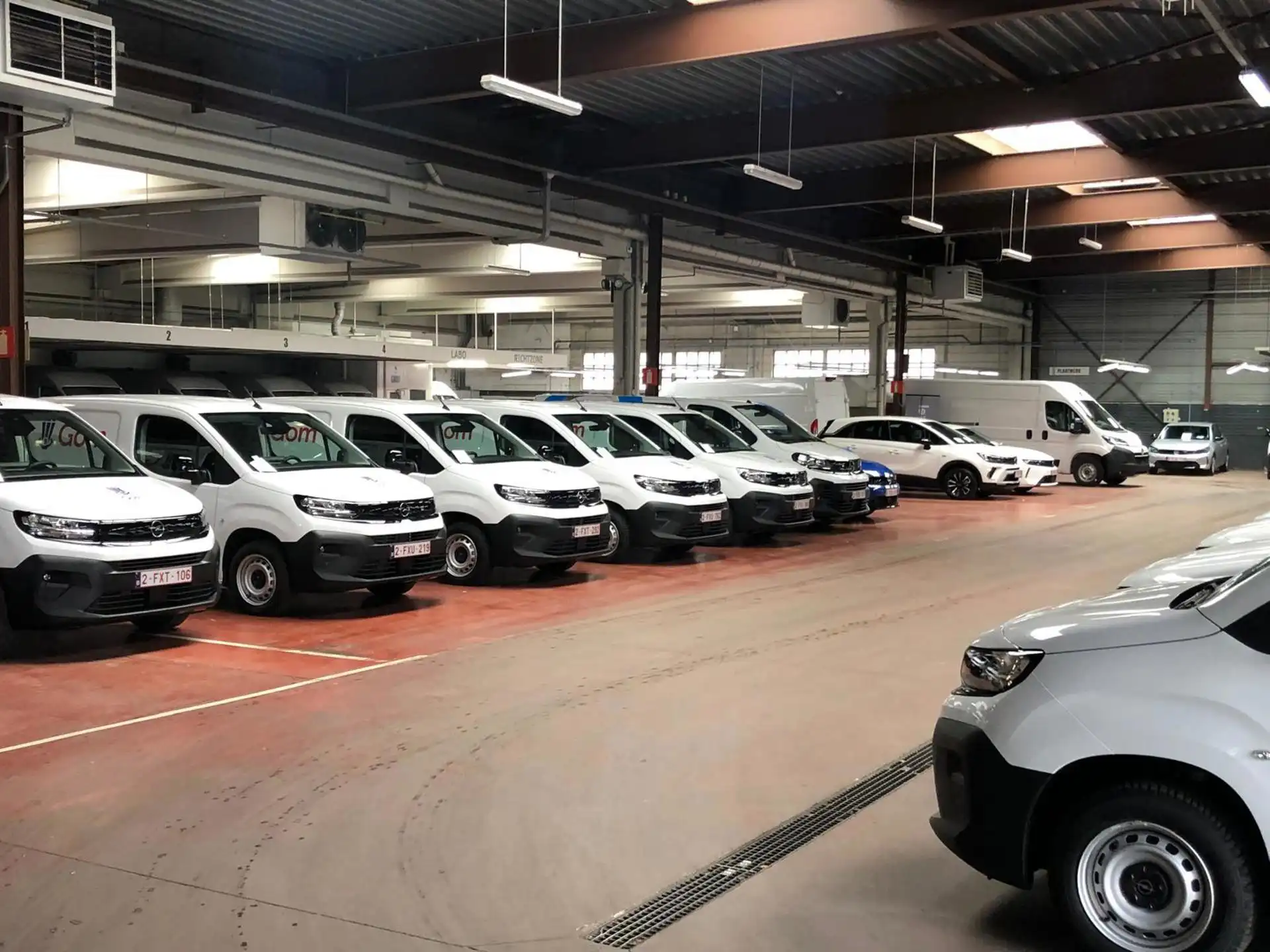 Magazijn met verhard terrein en kantoren te Kontich Industrie foto 7