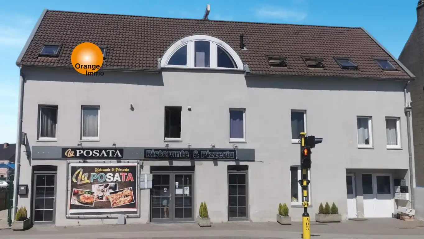 Opbrengstpand met handelspand  (op te delen in 2 appartementen) en 6 (8) appartementen op de eerste en tweede verdieping te koop. foto {{pictureIndex}}