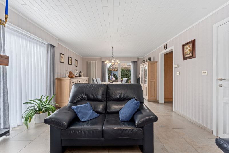 Hooglede. Zeer verzorgde gelijkvloerse villa met 3-4 slaapkamers, dubbele garage en kleine bergloods. Uiterst rustig gelegen overal dichtbij op een prachtige locatie! Ideaal voor bewoners met  extra bergruimte. foto 11