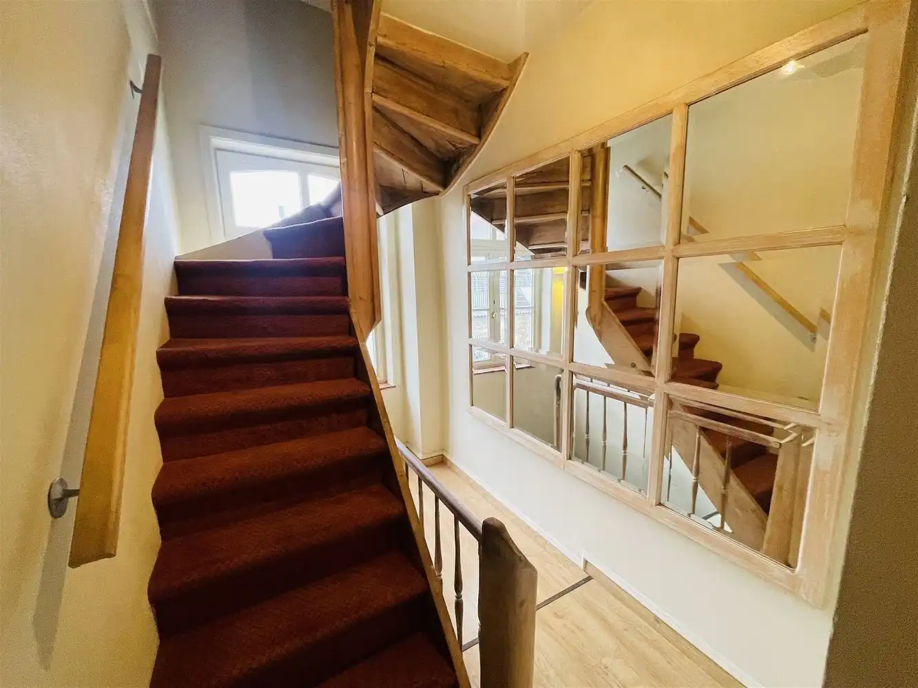 In één van de mooiste straten van Brugge centrum, vlakbij alle winkels CHARMANT ENERGIEZUINIG LICHTRIJK WOONHUIS met stadsTUINTJE, 3 SLAAPKAMERS, 2 BADKAMERS , Mogelijkheid om GARAGE bij te kopen foto 17