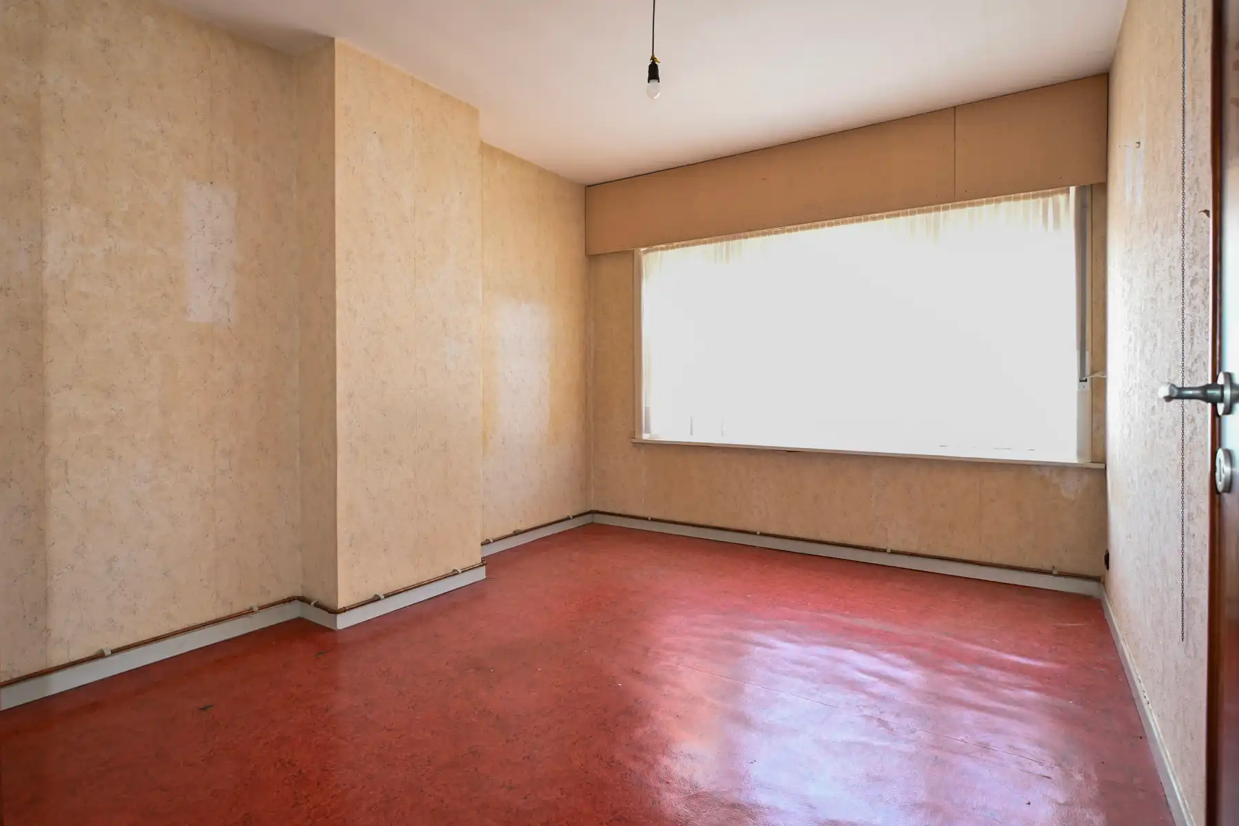 Te renoveren hoekwoning met garage te Eernegem. foto 9