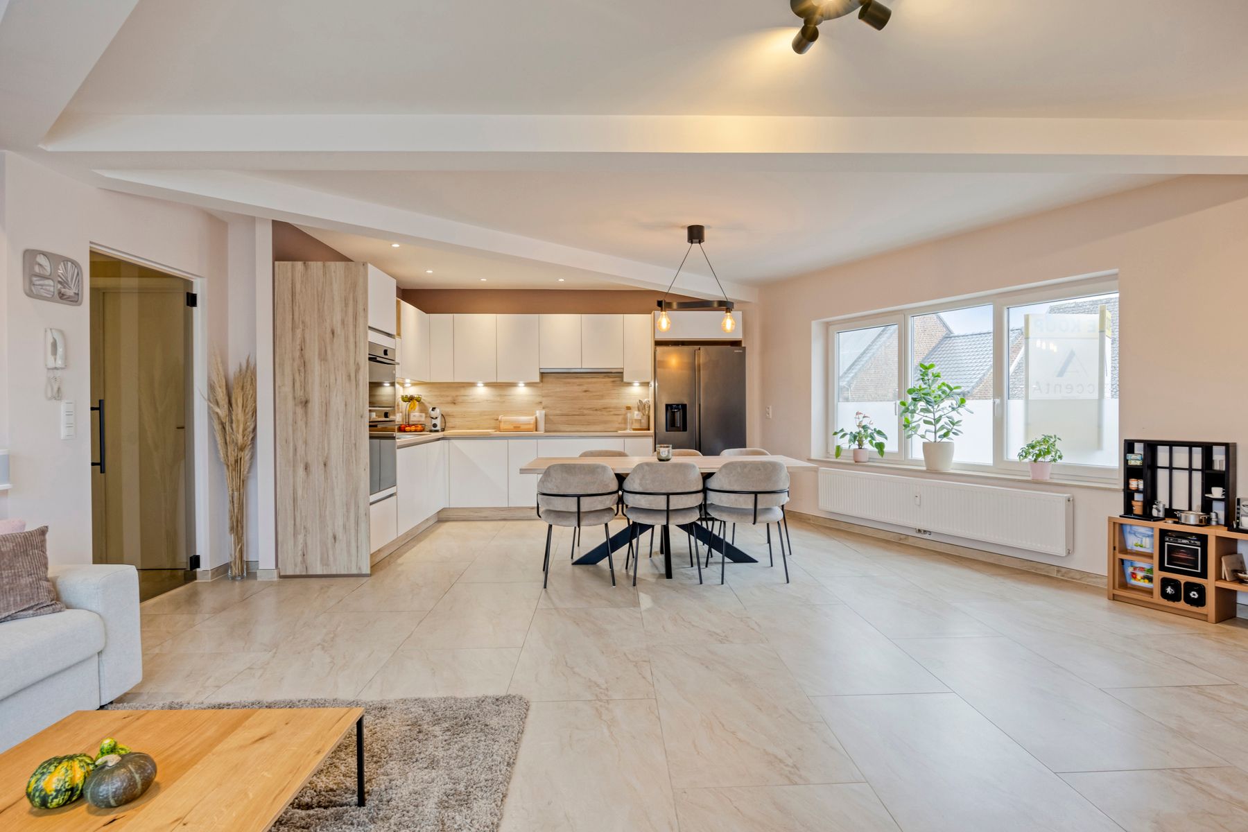 Ruim gerenoveerd 3-slaapkamer appartement op toplocatie !!! foto 3