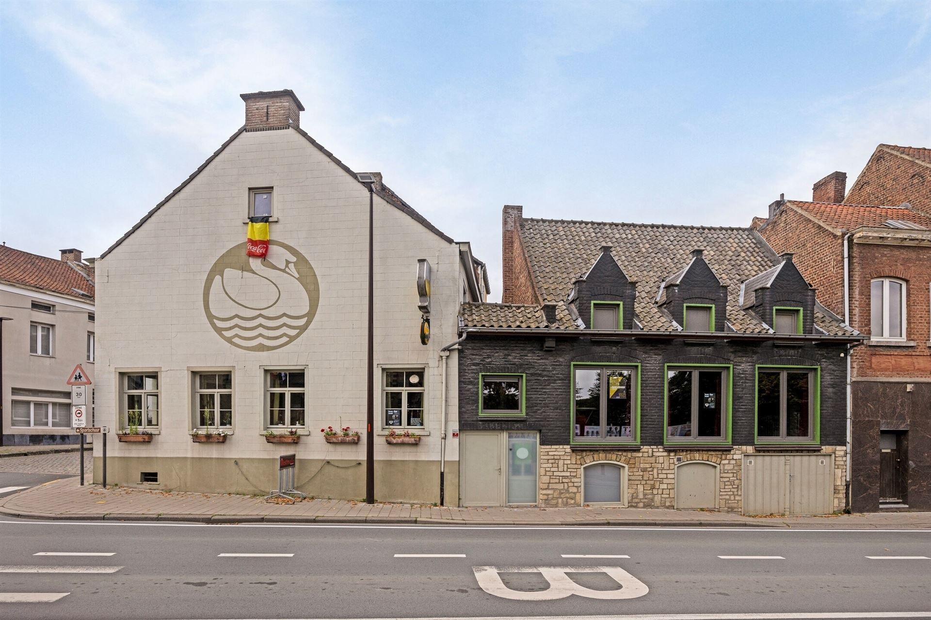 CENTRUM DWORP : karaktervol handelspand met woonst  foto {{pictureIndex}}