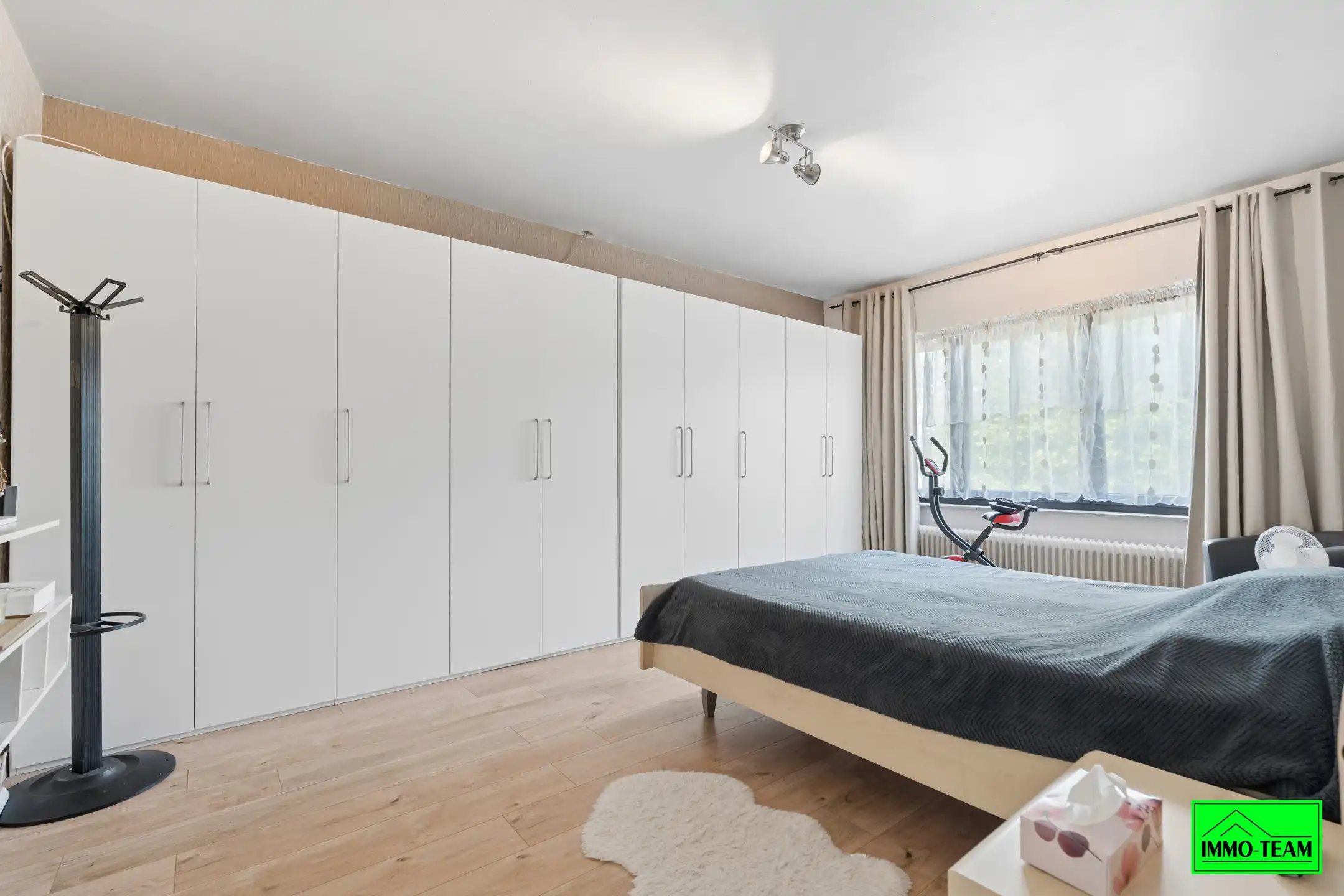 Ruime gedeeltelijk vernieuwde 2-gevel op gunstige locatie foto 14