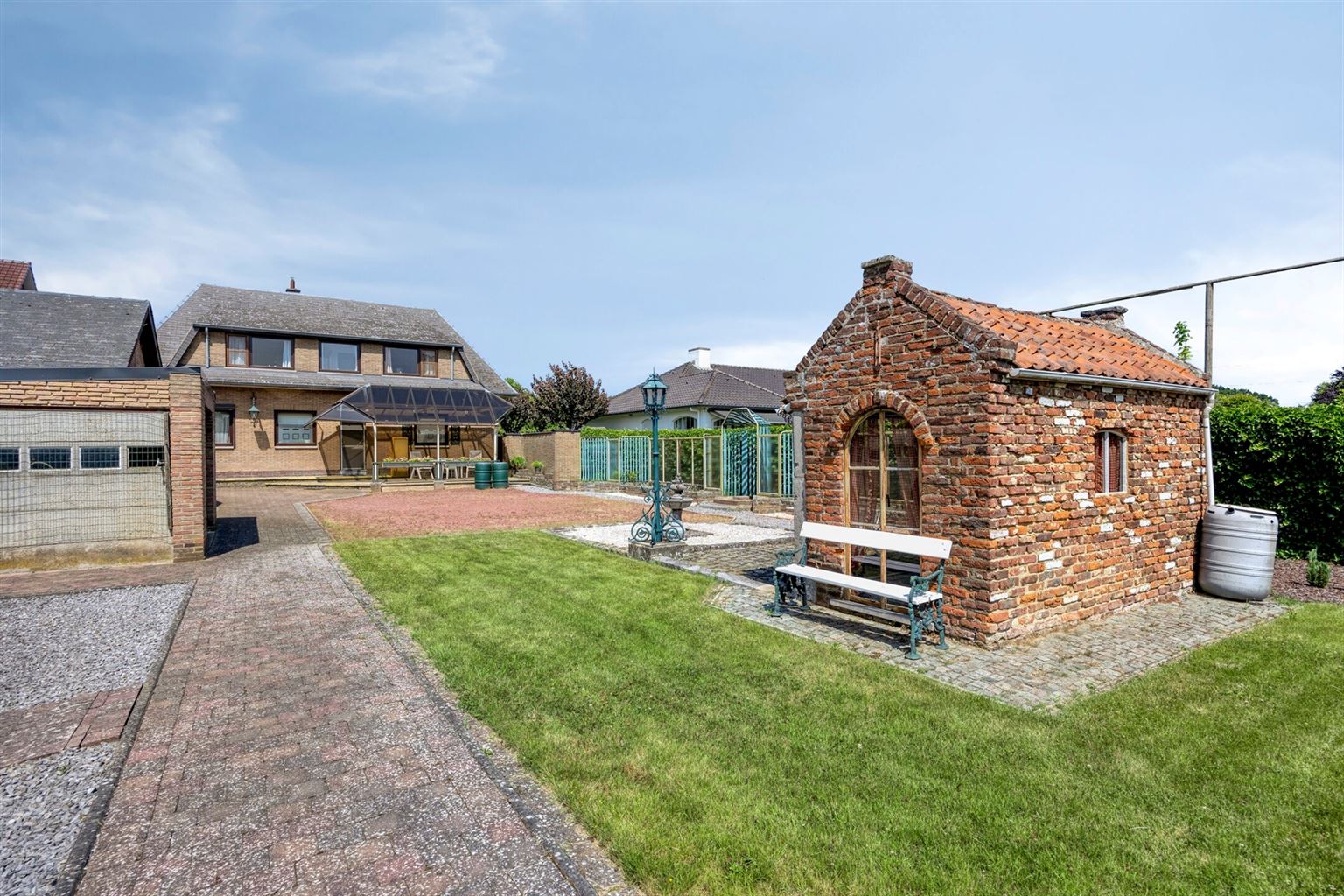 Vrijstaande woning met 4 slaapkamers, ruime tuin en garage op een riant perceel van 9a99ca, rustig gelegen nabij het centrum van Maaseik.  foto 34