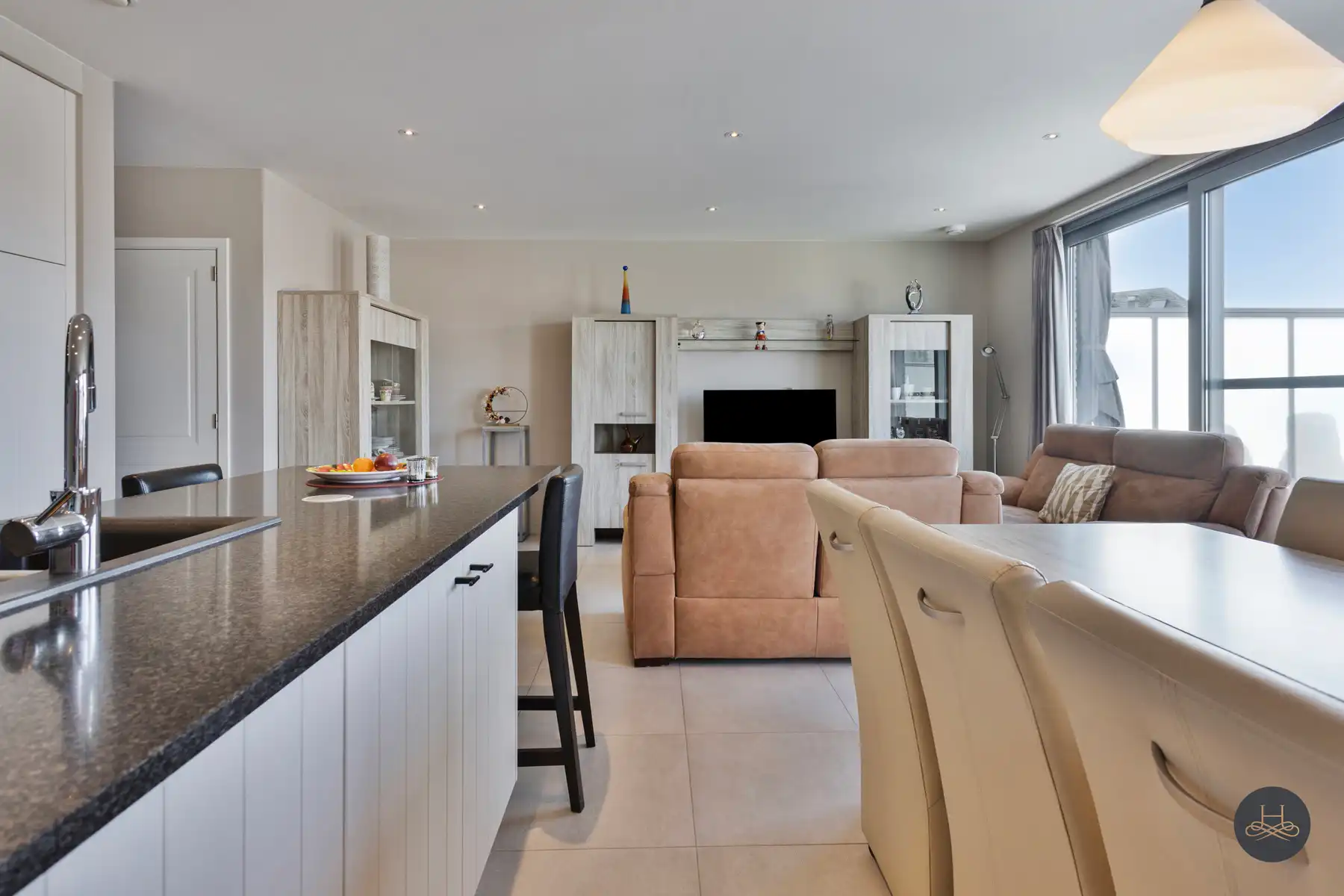 Lichtrijk appartement met groot terras foto 7