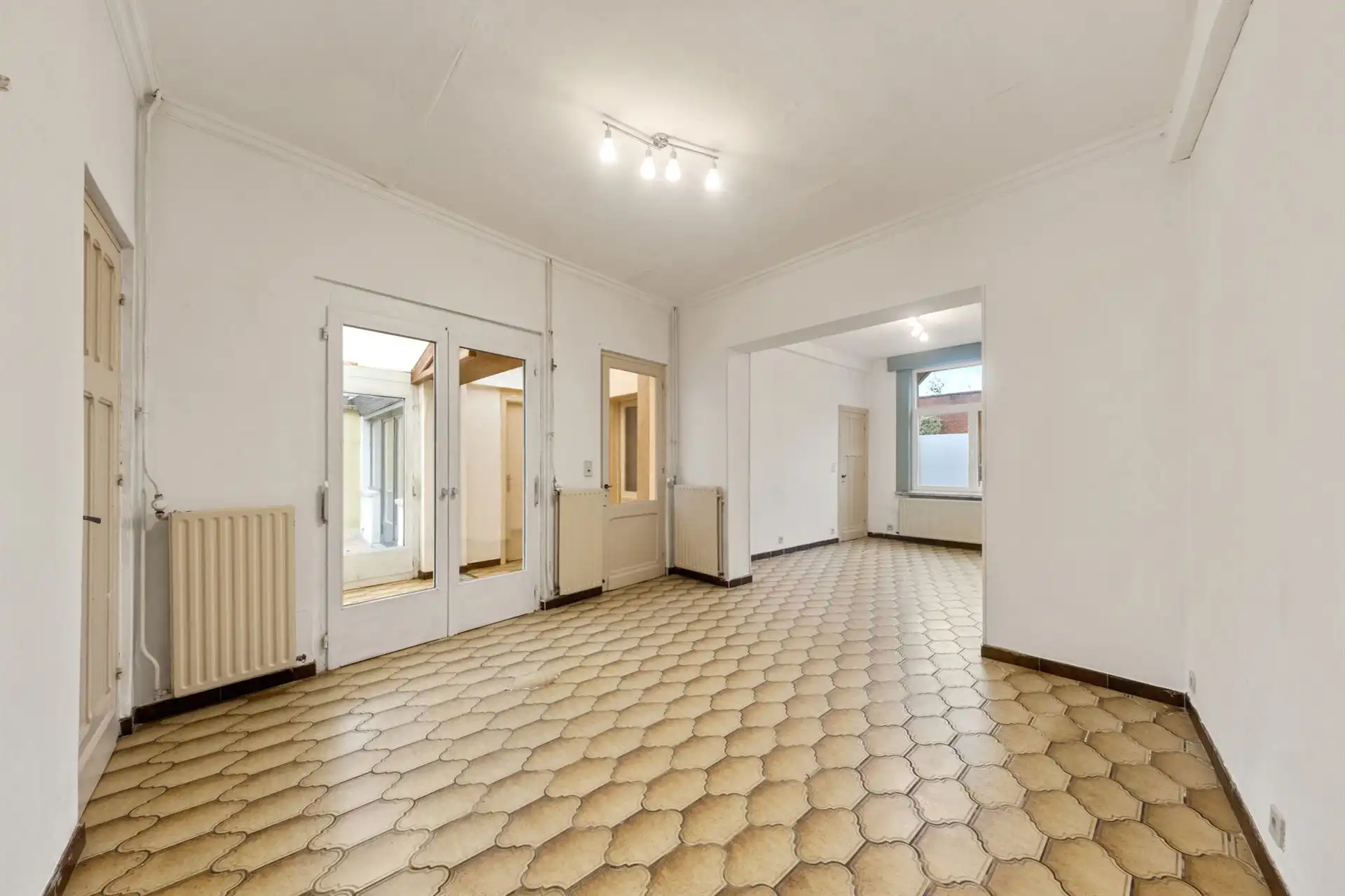 Ideaal gelegen gezinswoning met drie slaapkamers en garage foto 2