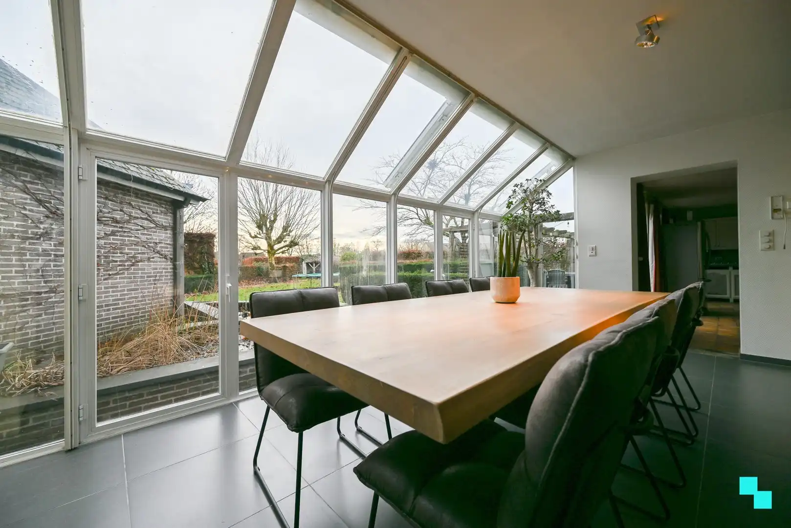 Uitzonderlijke eigendom bestaande uit een gezinswoning & afzonderlijk (kantoor)gebouw te Izegem foto 9