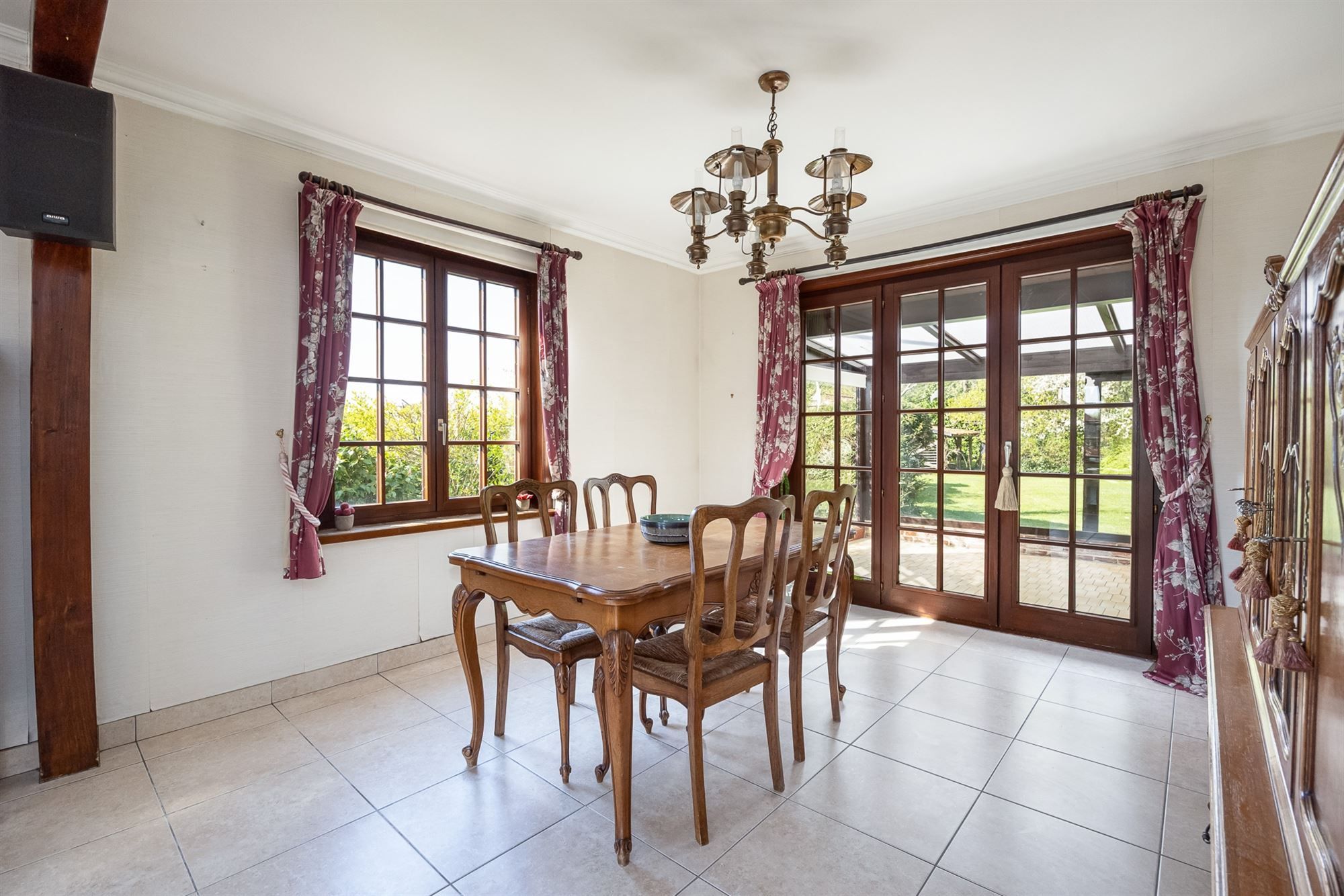 Open bebouwing met drie slaapkamers en grote tuin foto 7
