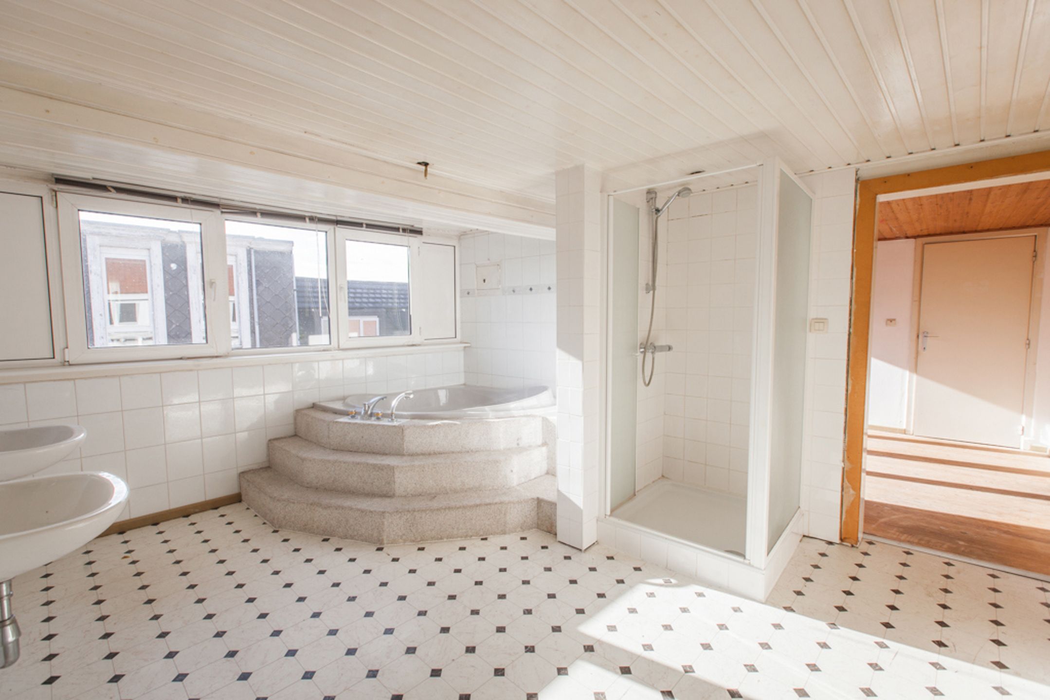 Verrassend ruime handelswoning met bovenliggend appartement. foto 41