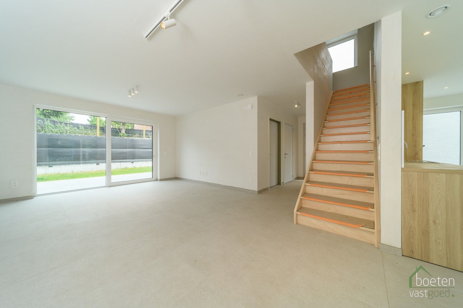 Koksijde/Sint-Idesbald: Energiezuinige en kwalitatief afgewerkte nieuwbouwwoning met 3 slaapkamers, carport en gezellig tuintje op 317m² grondopp. foto 5