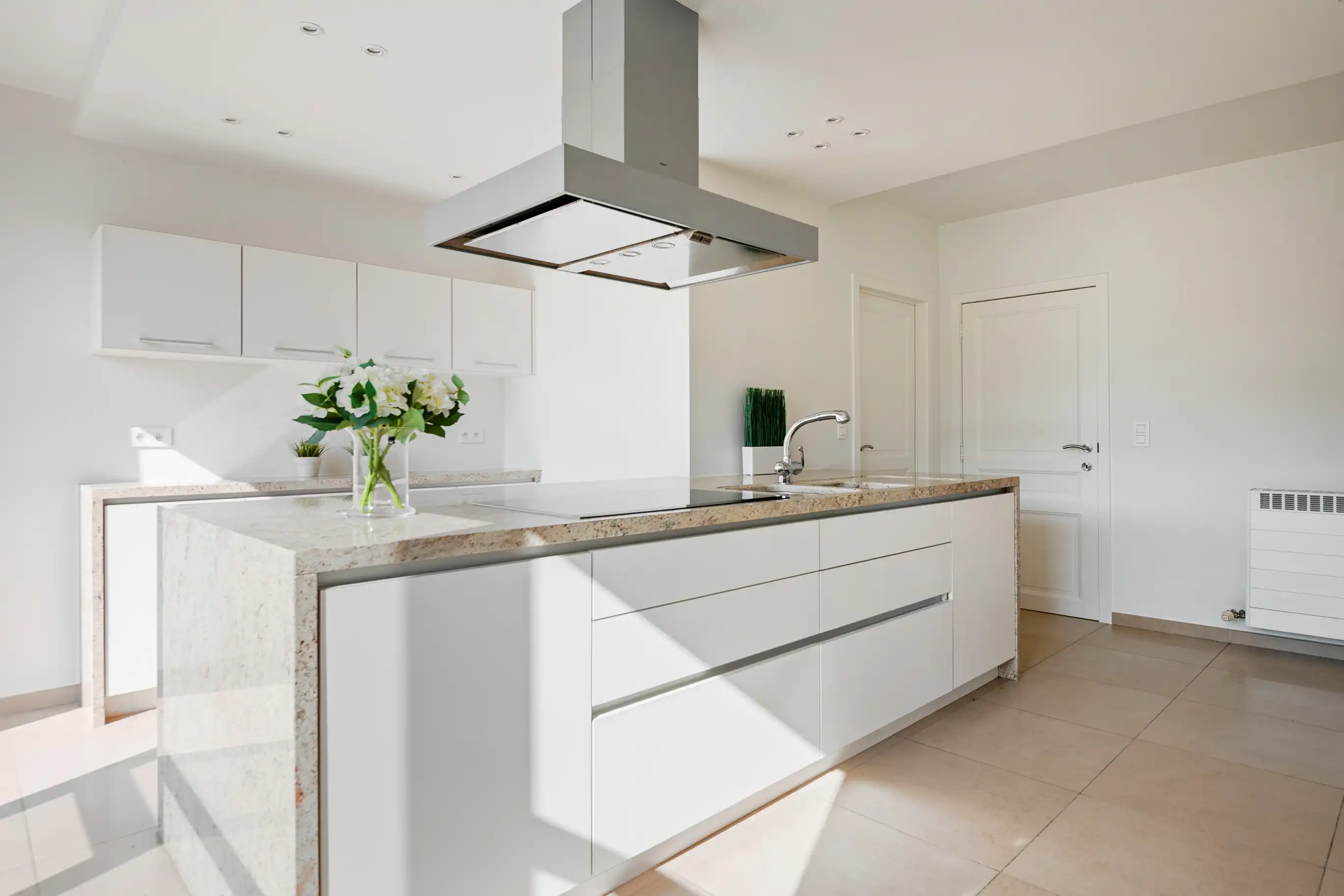 Tijdloze landbouwwoning met drie loodsen foto 4