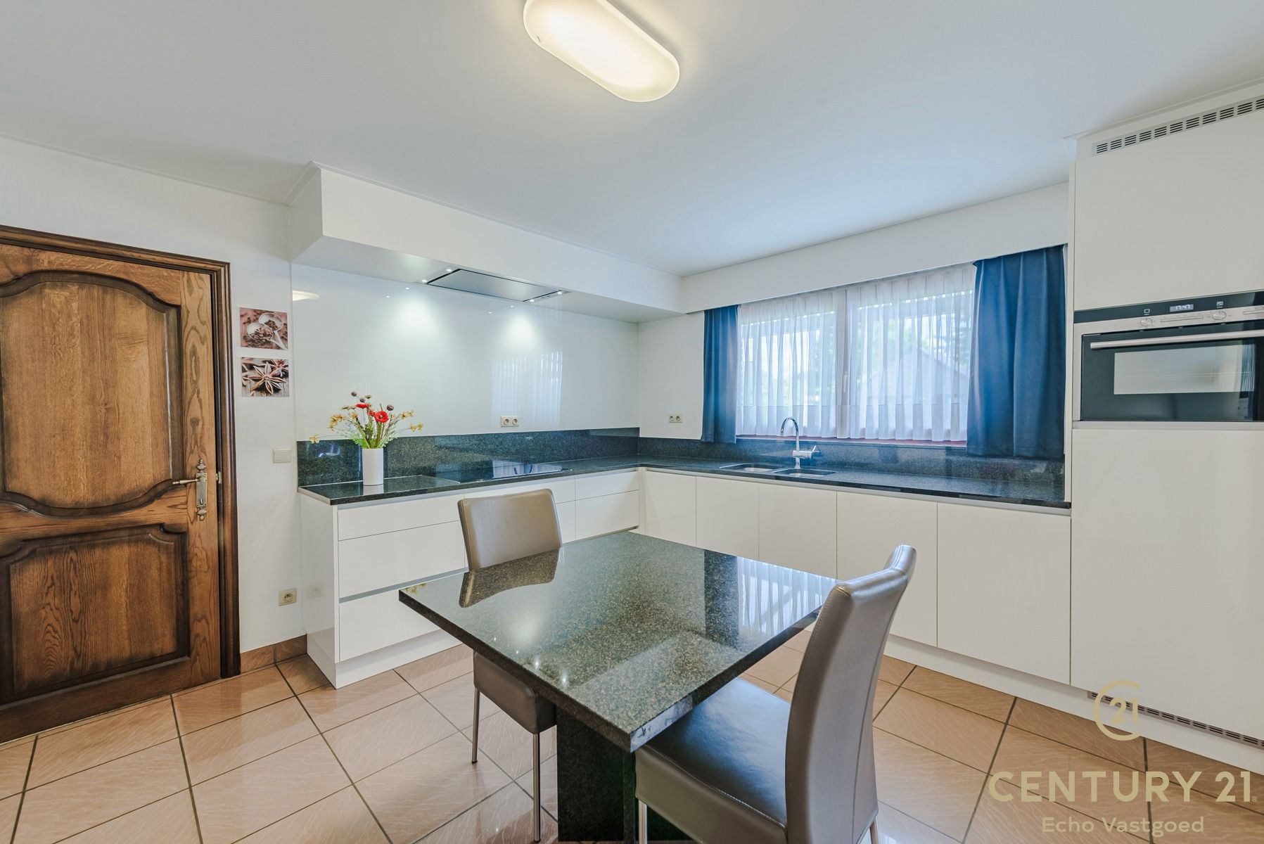 Vrijstaande, ruime instapklare villa met zwembad foto 11