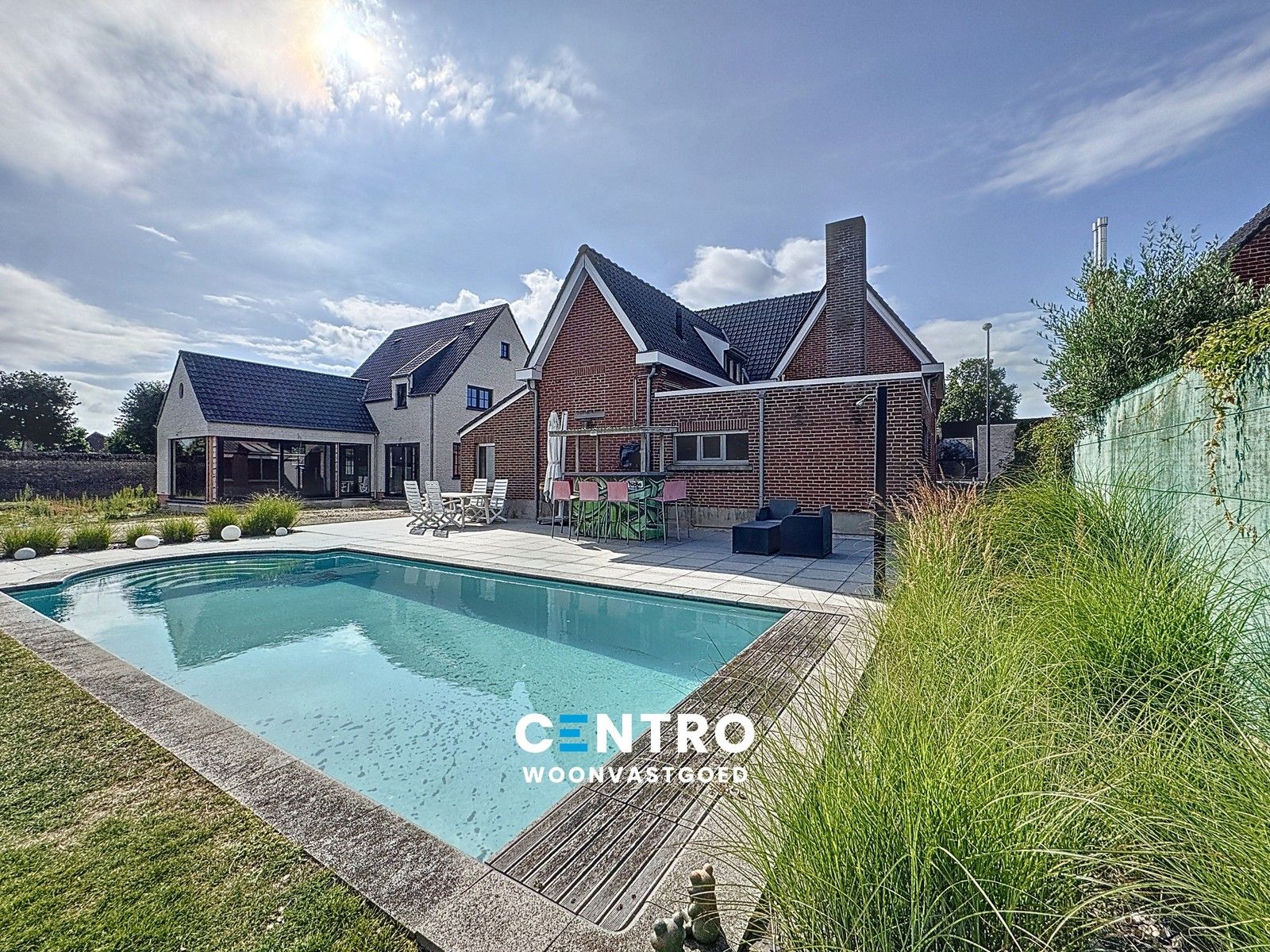 VILLA met ZWEMBAD, 4 slpks, garage én ZW-gerichte tuin! foto {{pictureIndex}}