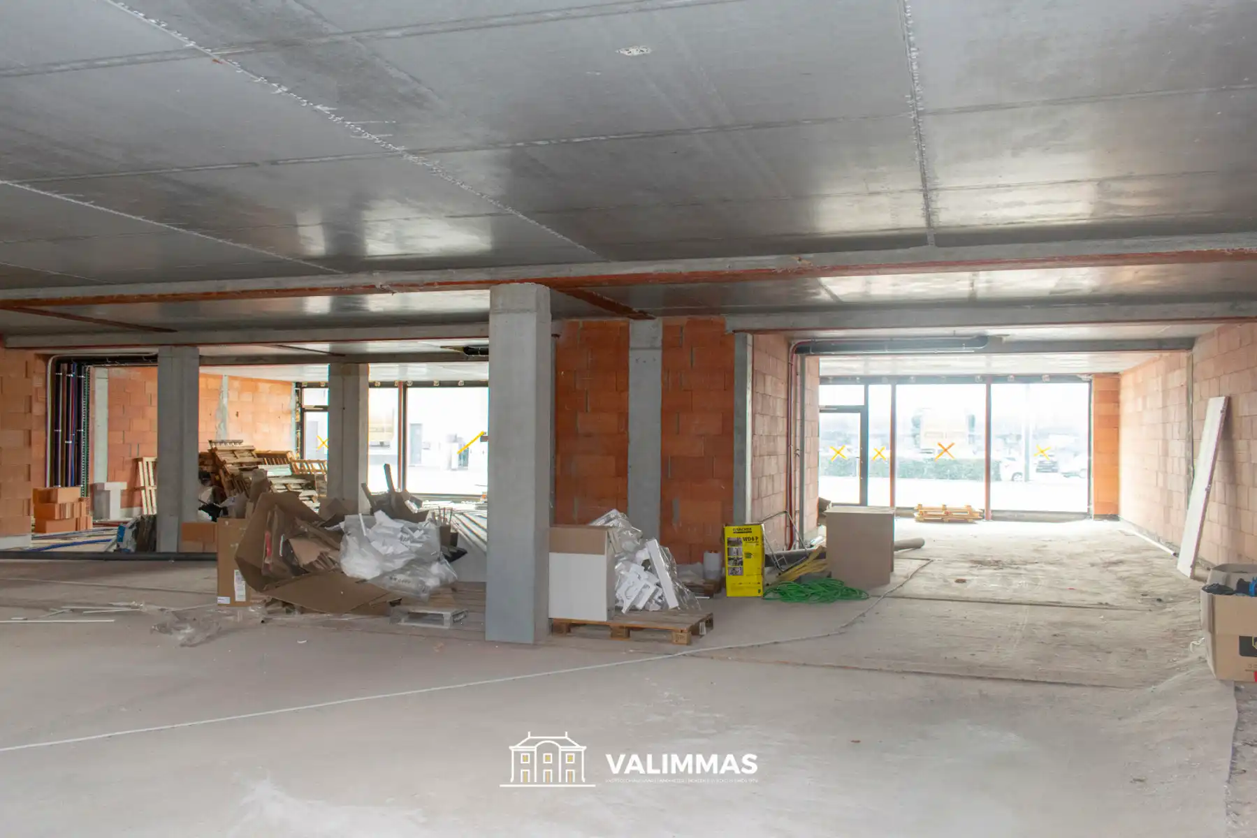 Commercieel gelijkvloers met grote kelder en 4 parkings... foto 15