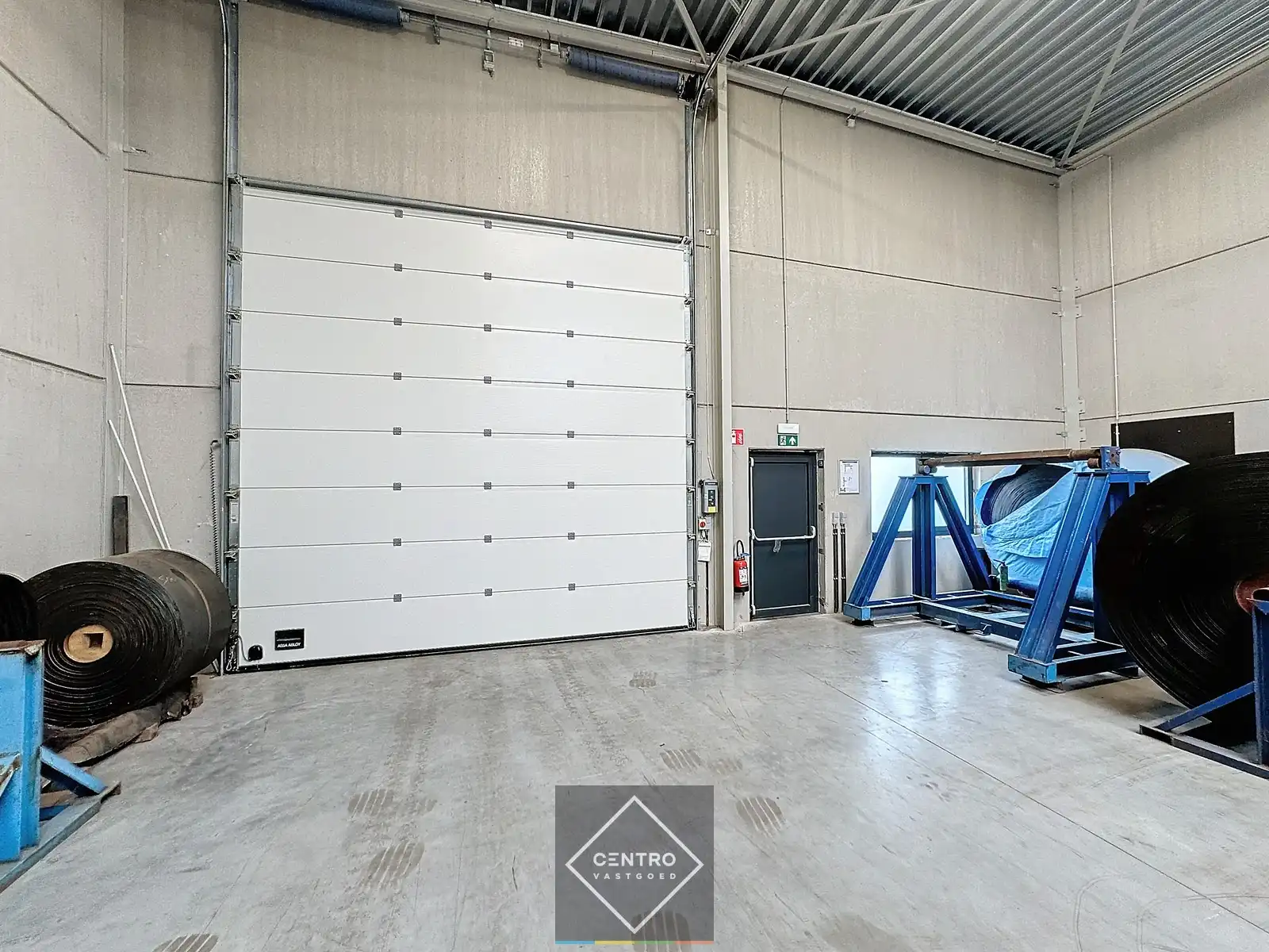 NB MAGAZIJN / OPSLAGRUIMTE (292m²) TE HUUR met volledige overspanning en hoge sectionaalpoort. Parkings voor de deur. foto 7
