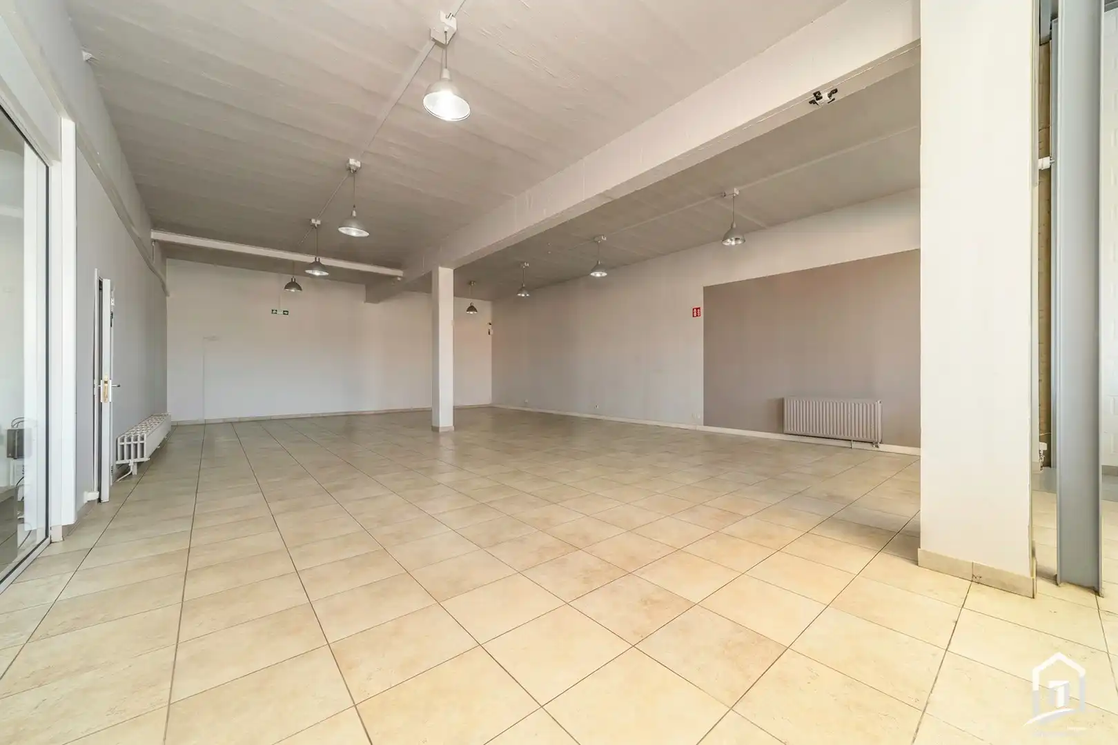 Ruim commercieel pand met showroom en magazijn op uitstekende locatie te Erembodegem foto 4