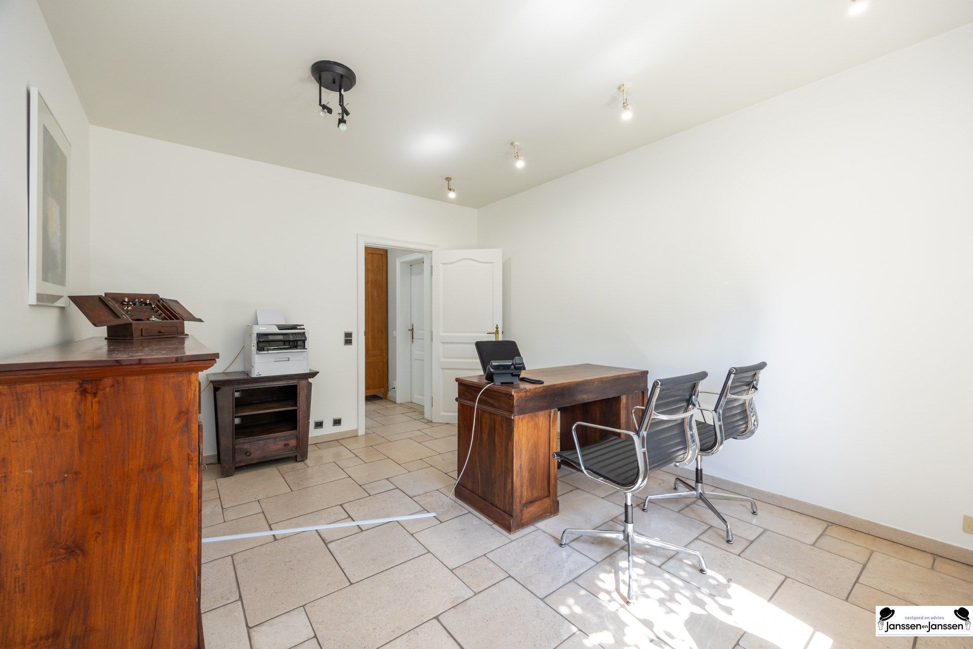 Exclusieve villa met zwembad en kantoorruimte foto 13