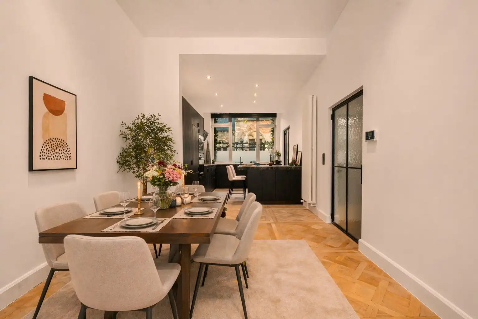 Subliem gerenoveerde stadswoning in een uitzonderlijk historisch kader rond de Onze-Lieve-Vrouwekerk, zonder renovatieverplichting foto 4