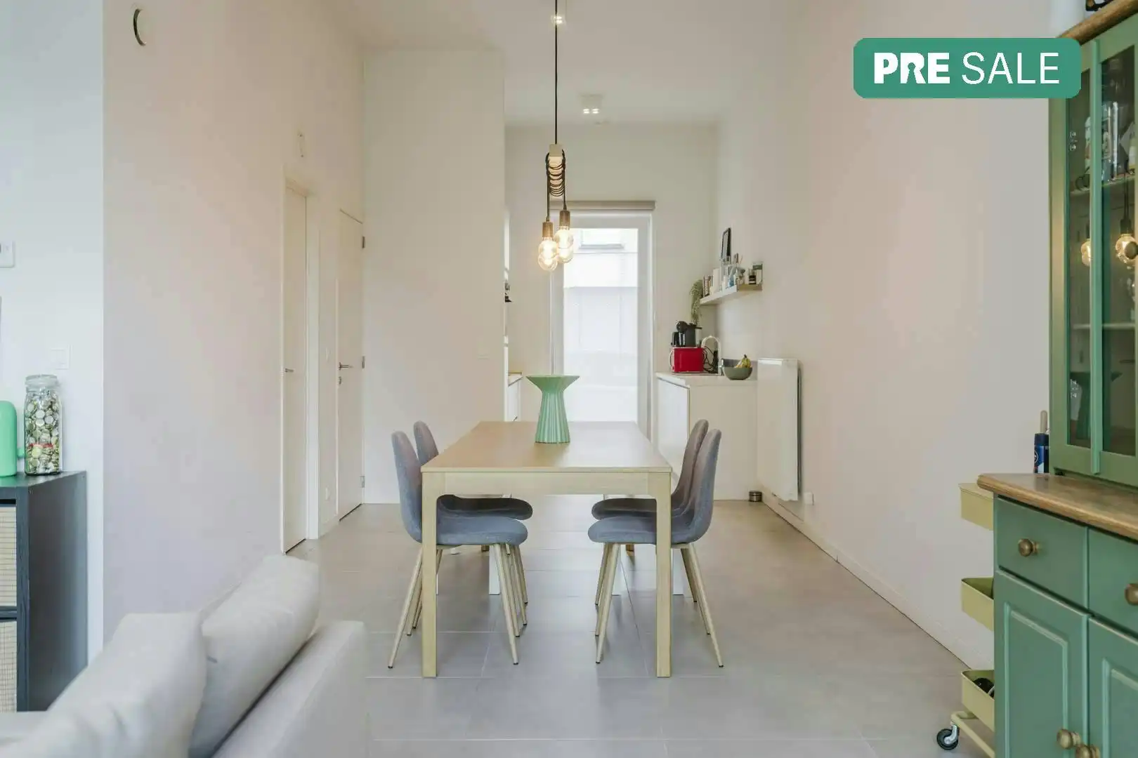 Recent huis met 4 slaapkamers en parking te koop in Kortrijk foto {{pictureIndex}}