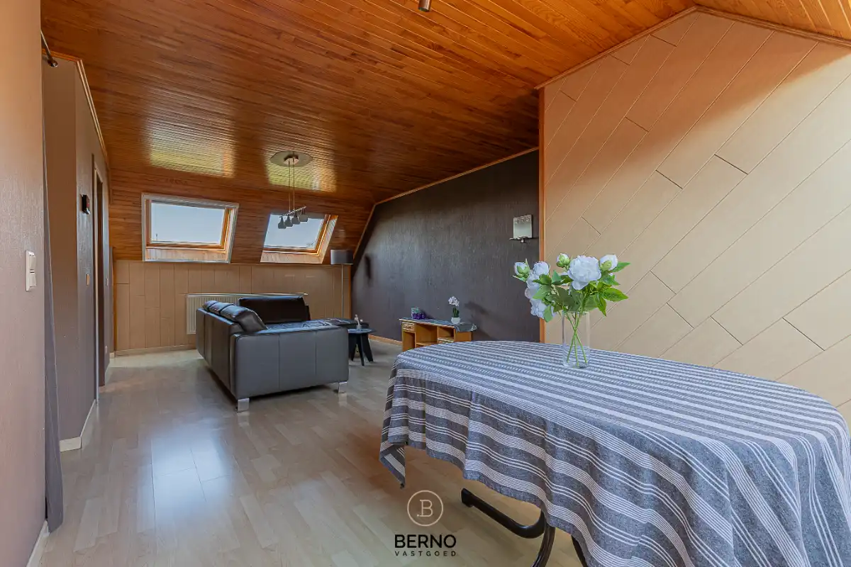 Ruime halfopen bebouwing met bijgebouw foto 13