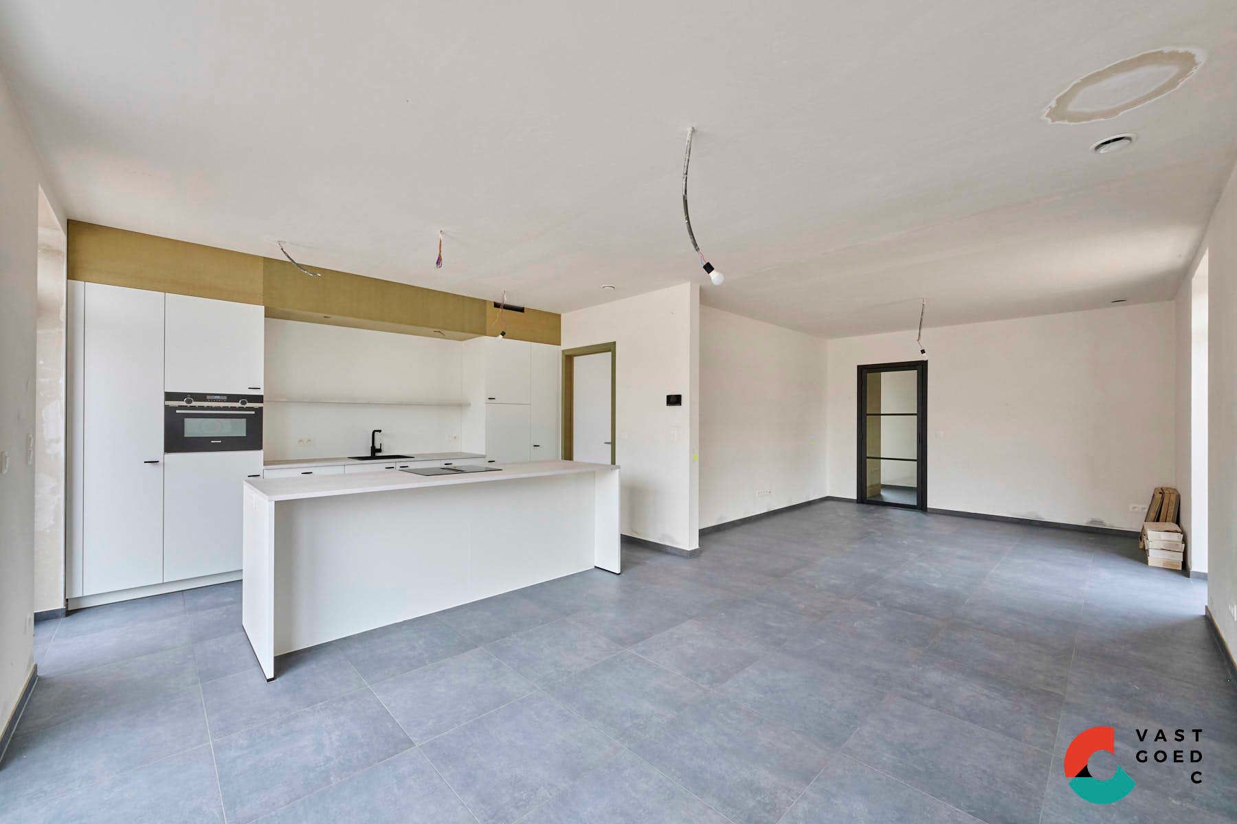 Nieuwbouwwoning in pastorijstijl met aangelegde tuin foto 3