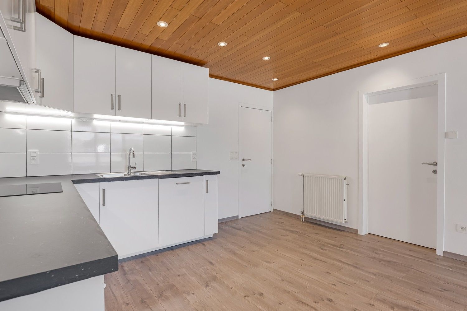 Gerenoveerd appartement met 2 slpkrs en garage foto 4