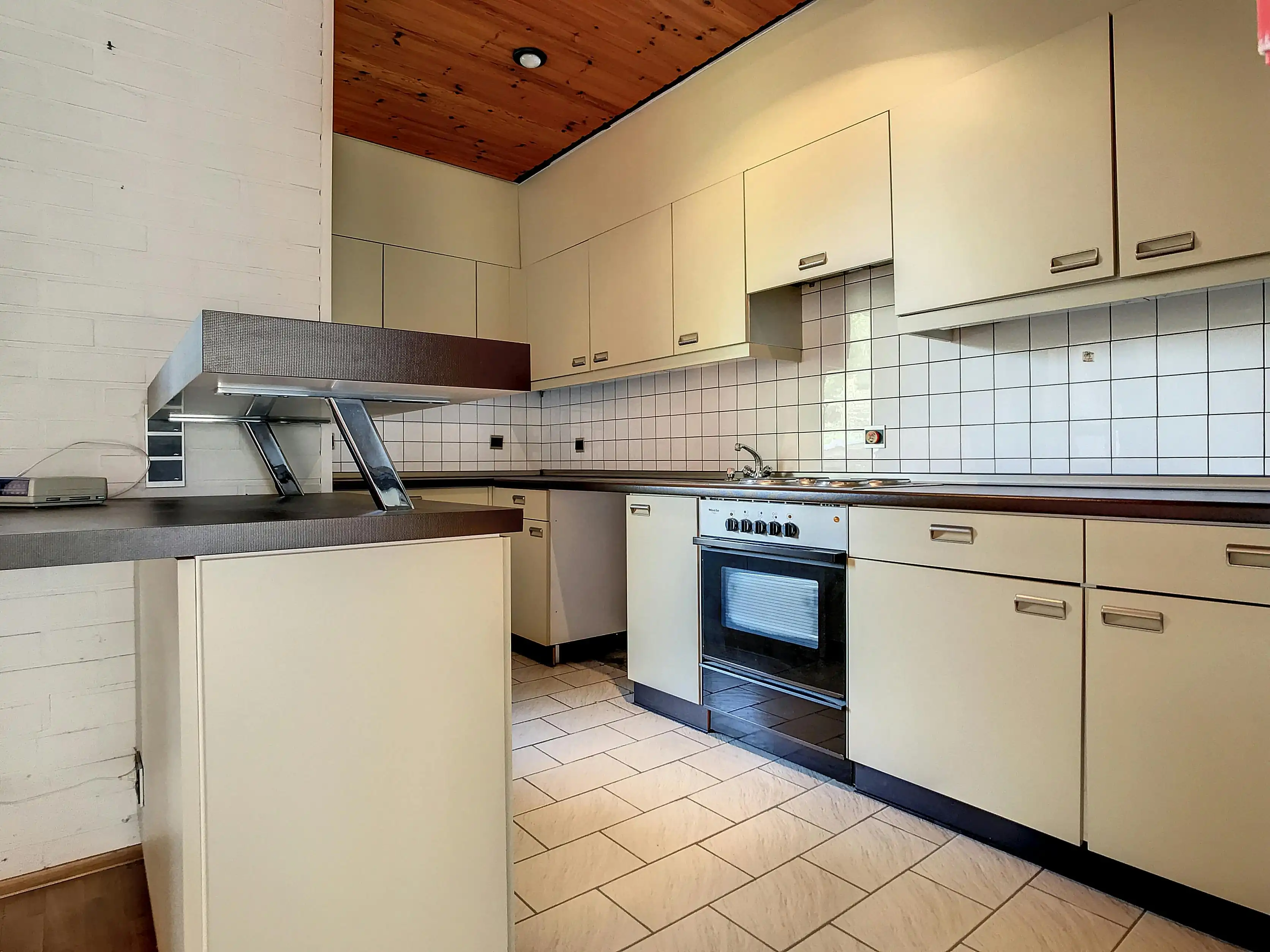 Te renoveren handelspand met appartement en tuin in Bazel foto 8