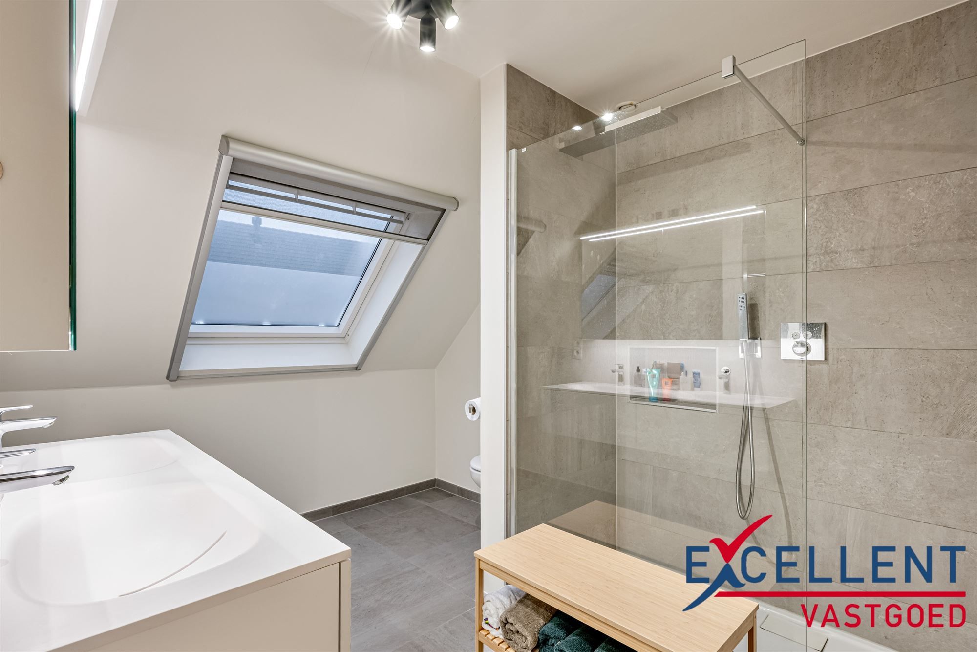 Instapklare en ruime woning met 5 slaapkamers in Zulte te koop foto 14