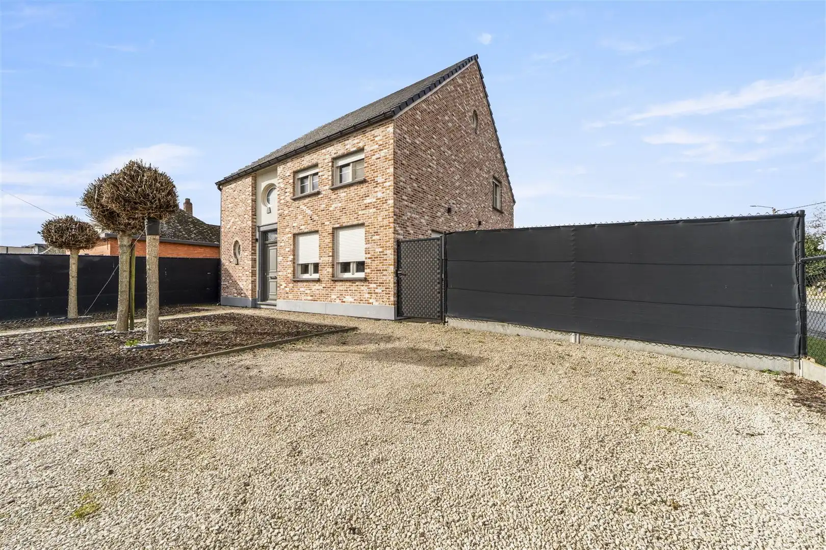 TE KOOP: Kwalitatief afgewerkte woning te Heusden-Zolder! foto 2