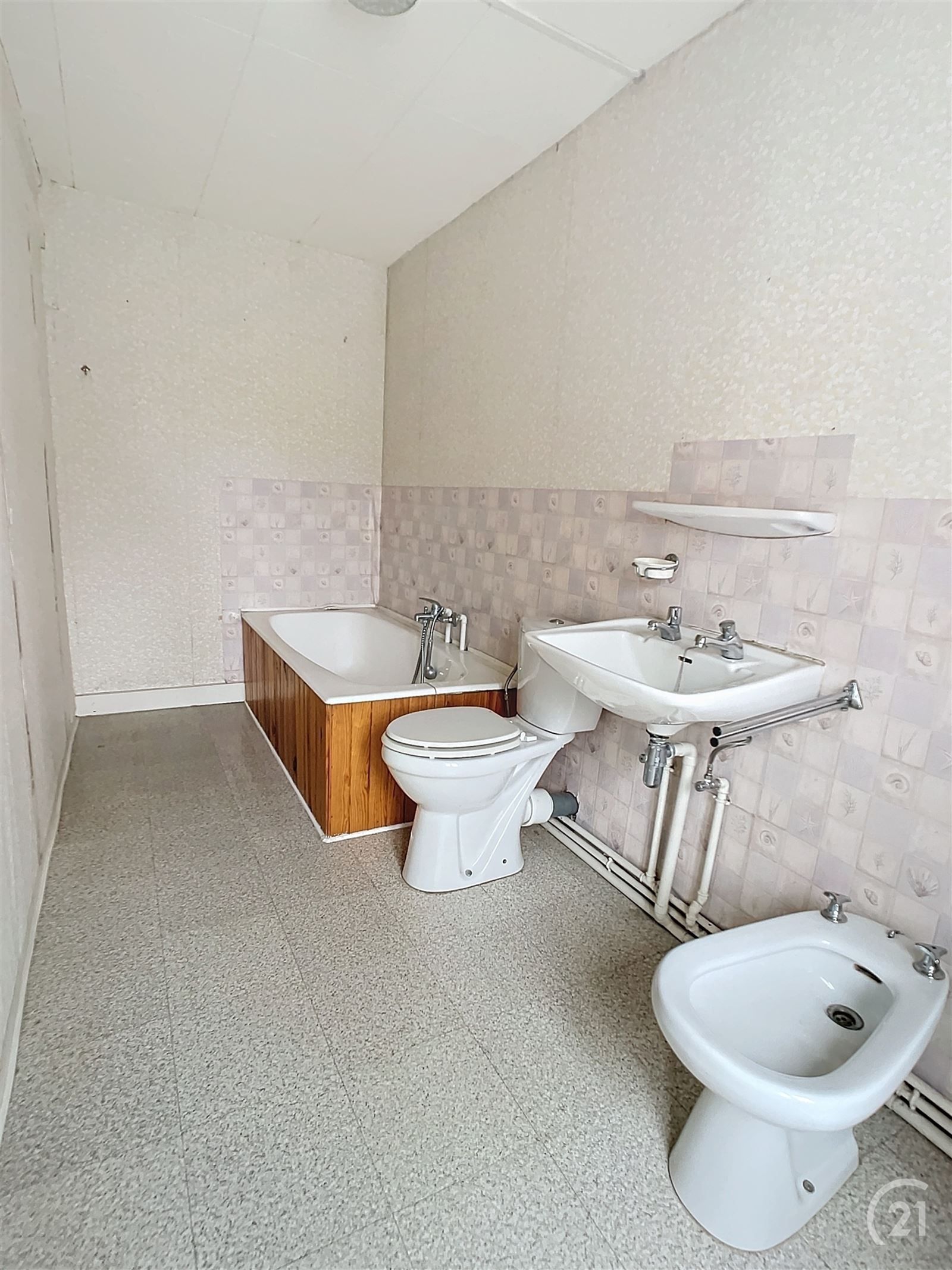 Te renoveren gezinswoning met tuin en weide op 35are40 foto 25