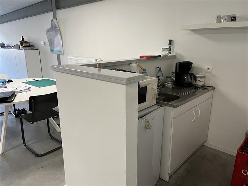 Centraal gelegen magazijn met kantoorruimte te huur in Tessenderlo foto 8