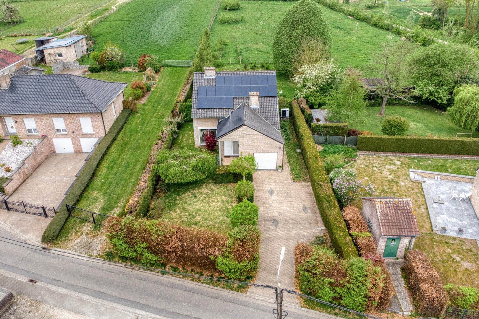 Villa op uiterst rustige locatie op de grens van Munkzwalm en Velzeke te koop. foto {{pictureIndex}}